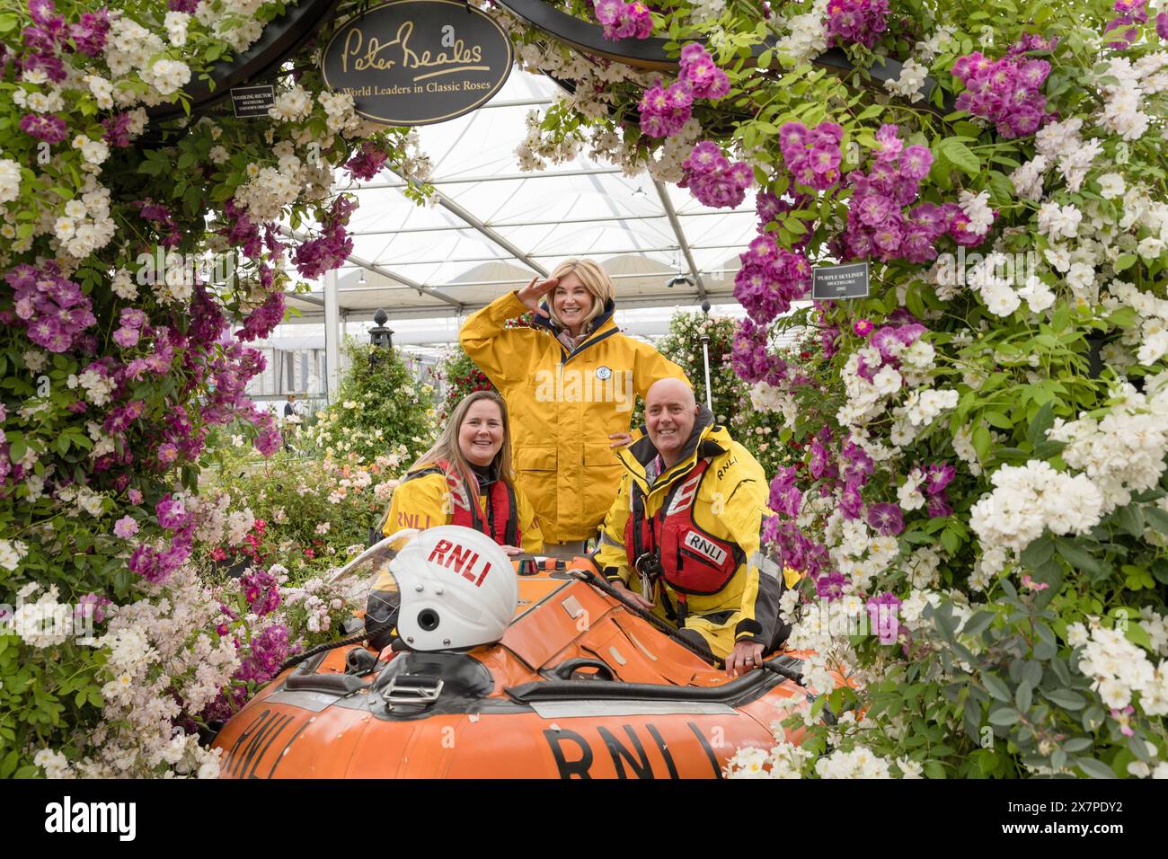 Anthea Turner und die RNLI Crew starten die Rose „with Courage“, die Peter Beales Roses zum 200. Jahrestag der RNLI im RHS Chelsea Flowe kreiert hat Stockfoto