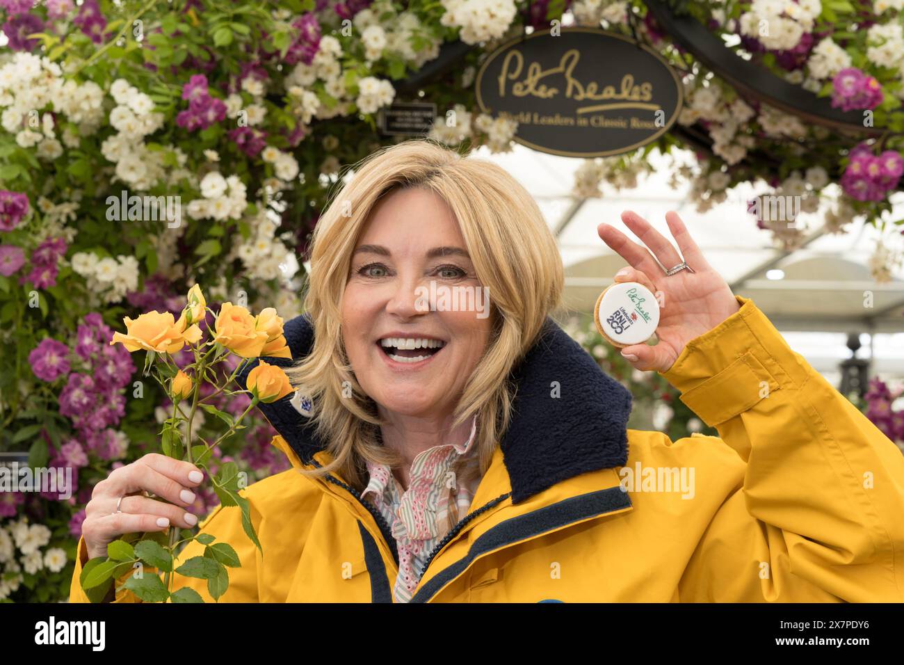 Anthea Turner hält die Rose „With Courage“, die Peter Beales Roses zum 200. Jahrestag der RNLI auf der RHS Chelsea Flower Show 2024 kreiert hat Stockfoto