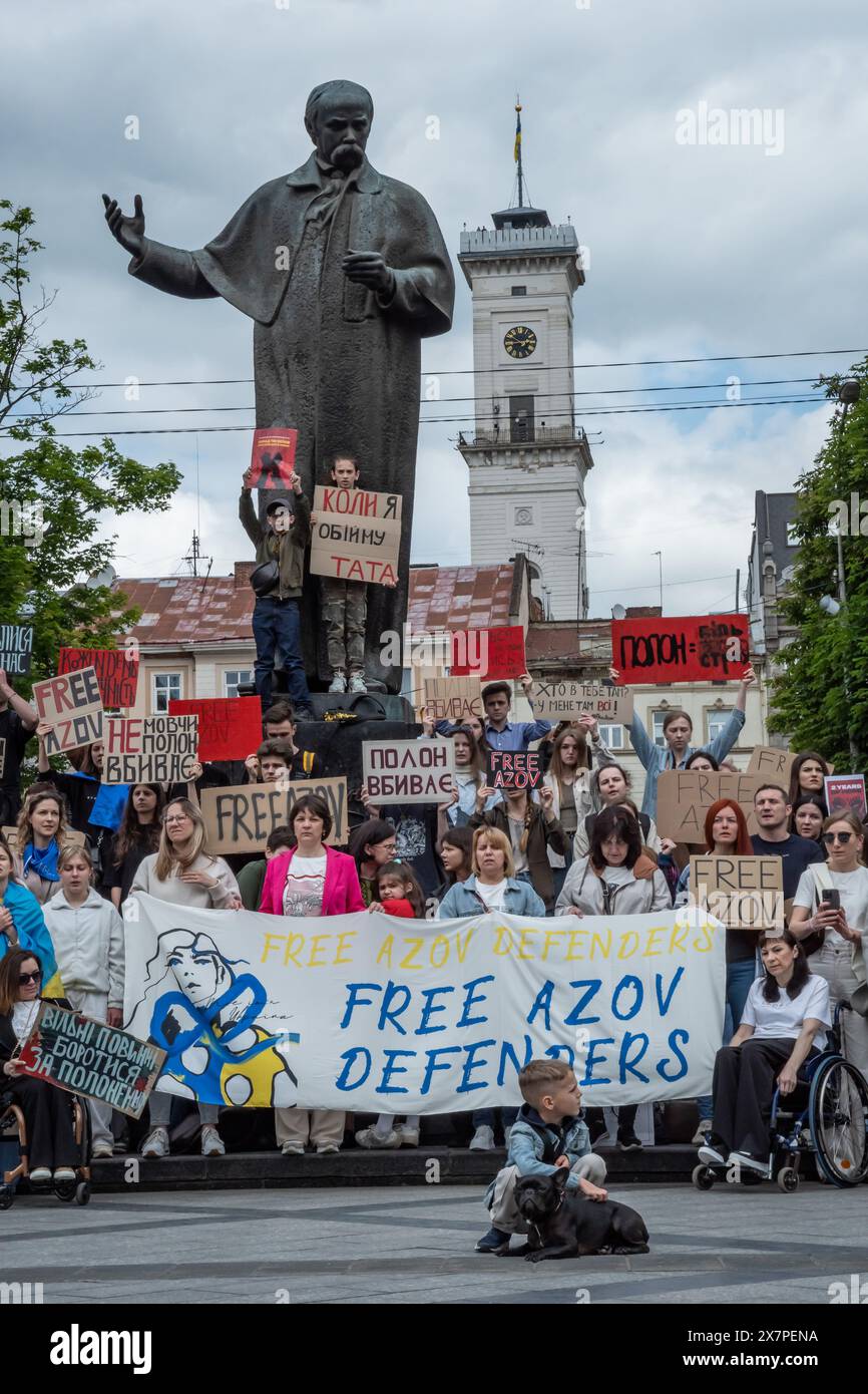 18. Mai 2024, Lemberg, Ukraine: Während des Protestes im Zentrum von Lemberg werden Menschen mit Spruchbändern gesehen. Verwandte und Freunde von Gefangenen von Mariupol, die Banner und Fahnen hielten, nahmen an der „Don't still“ Teil. Erlebe Kills. Zwei Jahre Gefangenenprotest in Lemberg. Die Veranstaltung, die vom Verband der Familien der Verteidiger von Azovstal organisiert wurde, feierte den Jahrestag der Gefangenschaft ukrainischer Verteidiger aus dem Werk Azovstal. Am 20. Mai 2022 verließen diese Verteidiger das Werk und wurden von den Russen gefangen genommen. Mehr als 2.000 ukrainische Soldaten bleiben in Gefangenschaft unter schrecklichem Zustand Stockfoto