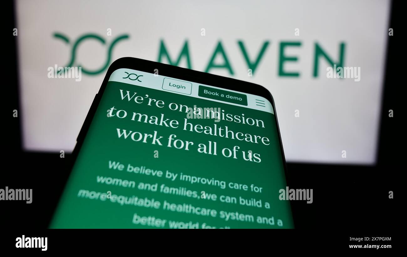 Smartphone mit Website des US-amerikanischen virtuellen Gesundheitsunternehmens Maven Clinic Co. Vor dem Geschäftslogo. Fokussieren Sie sich oben links auf der Telefonanzeige. Stockfoto