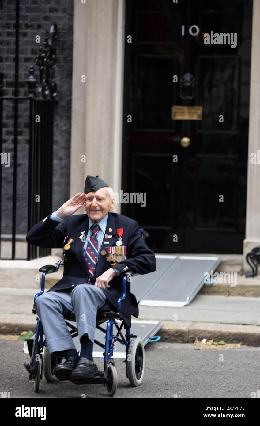 London, Großbritannien. Mai 2024. D-Day-Gedenkfeiern in Downing Street London, britischer Veteran Bernard Morgan, RAF Sergent Credit: Ian Davidson/Alamy Live News Stockfoto