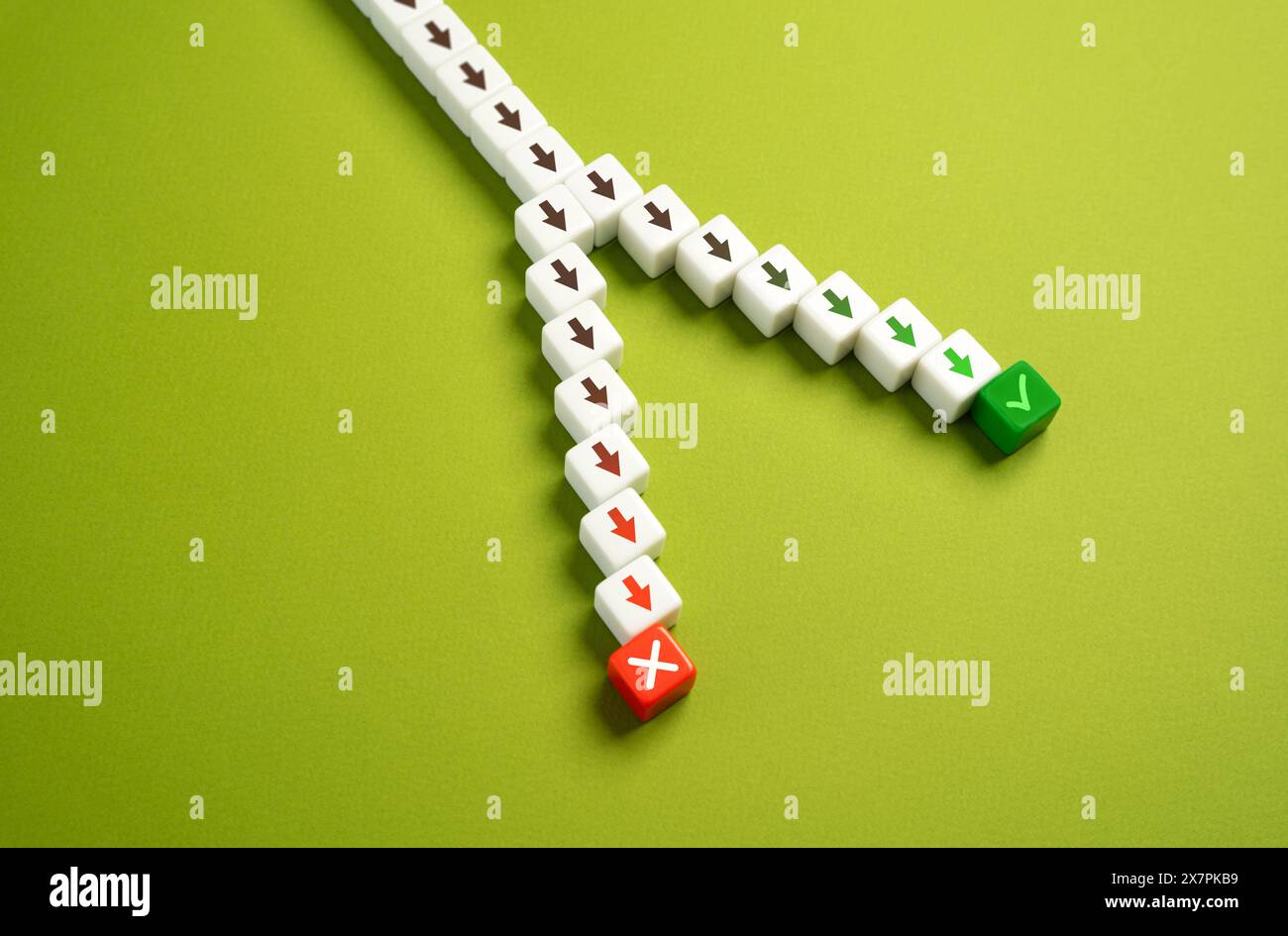 Akzeptieren oder ablehnen. Treffen Sie die richtige Entscheidung. Die Trennlinie zwischen Erfolg und Misserfolg. Wählen eines weiteren Pfads, alternative Optionen. Stockfoto