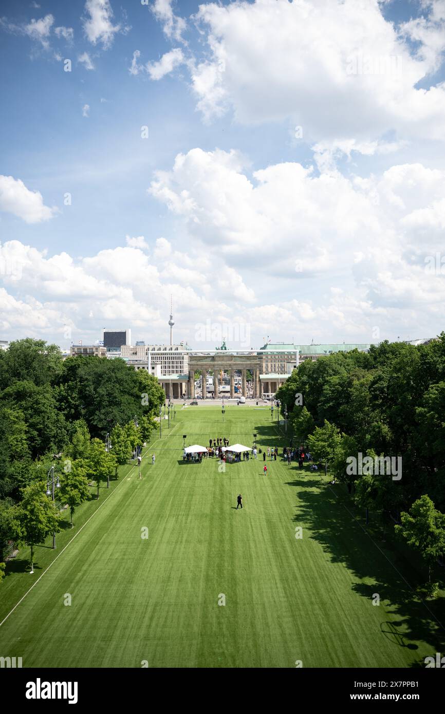 Berlin, Deutschland. Mai 2024. Zelte stehen rund um das Brandenburger Tor auf der Kunstrasenfächermeile während einer Pressekonferenz zu den Fanzonen der Fußball-Europameisterschaft 2024. Quelle: Sebastian Gollnow/dpa/Alamy Live News Stockfoto