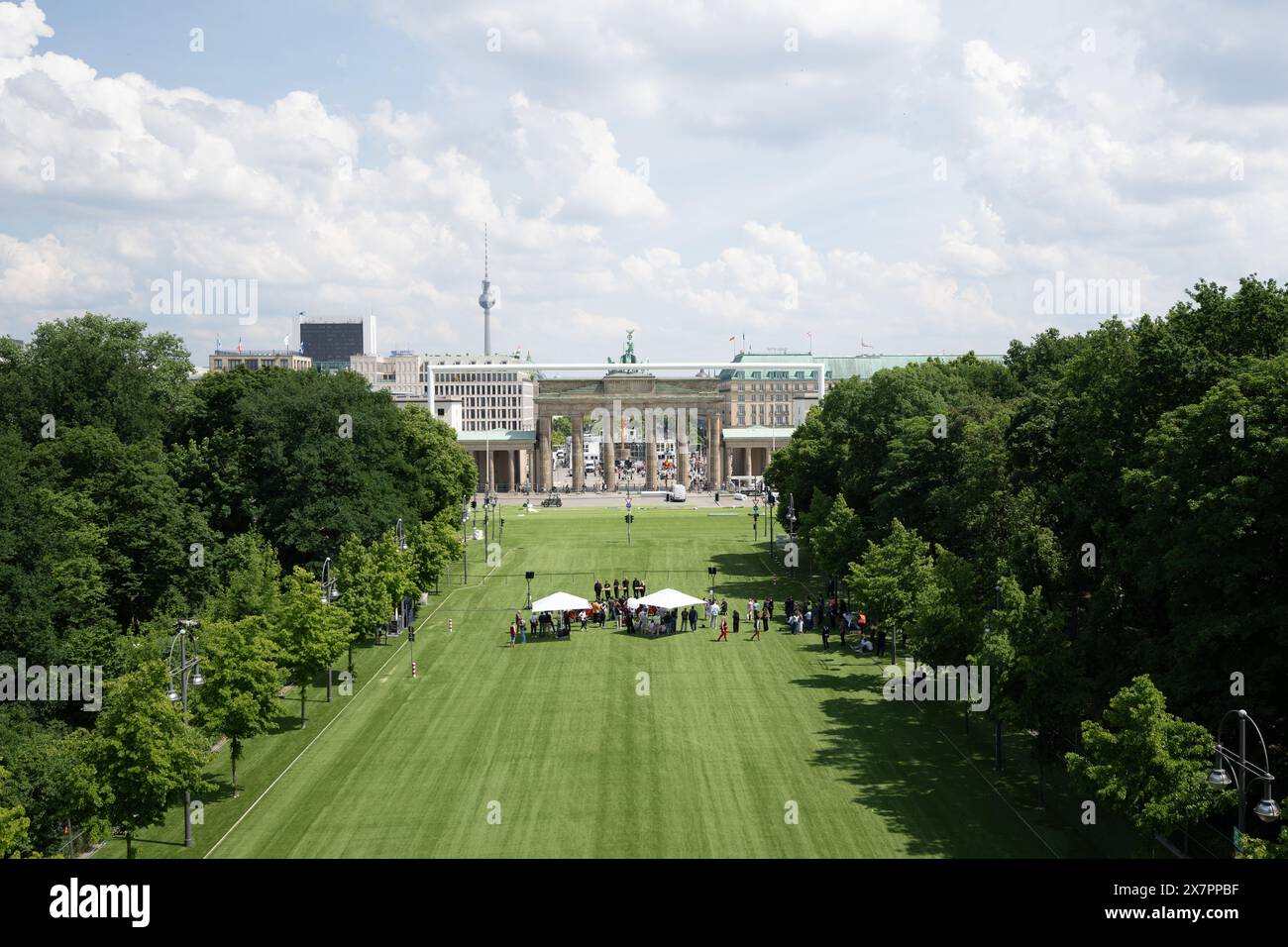 Berlin, Deutschland. Mai 2024. Zelte stehen rund um das Brandenburger Tor auf der Kunstrasenfächermeile während einer Pressekonferenz zu den Fanzonen der Fußball-Europameisterschaft 2024. Quelle: Sebastian Gollnow/dpa/Alamy Live News Stockfoto