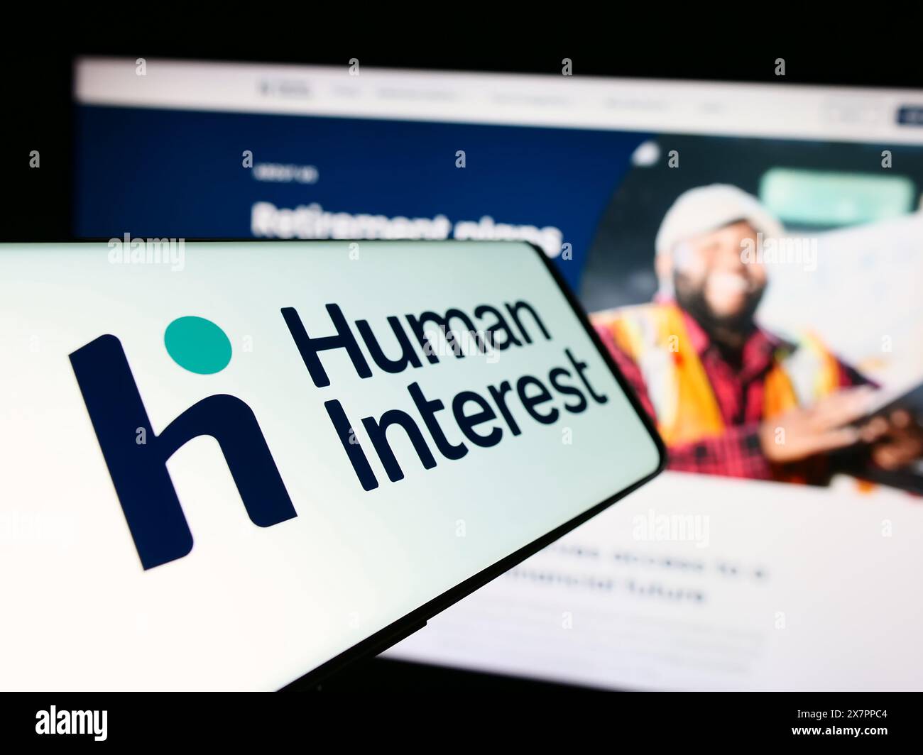 Mobiltelefon mit Logo des amerikanischen Finanzdienstleisters Human Interest Inc. Vor der Website. Fokussieren Sie sich auf die linke Mitte des Telefondisplays. Stockfoto