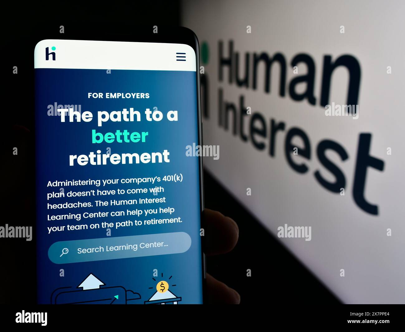 Person, die ein Mobiltelefon hält, mit Webseite des US-Finanzdienstleisters Human Interest Inc. Vor dem Logo. Konzentrieren Sie sich auf die Mitte des Telefondisplays. Stockfoto