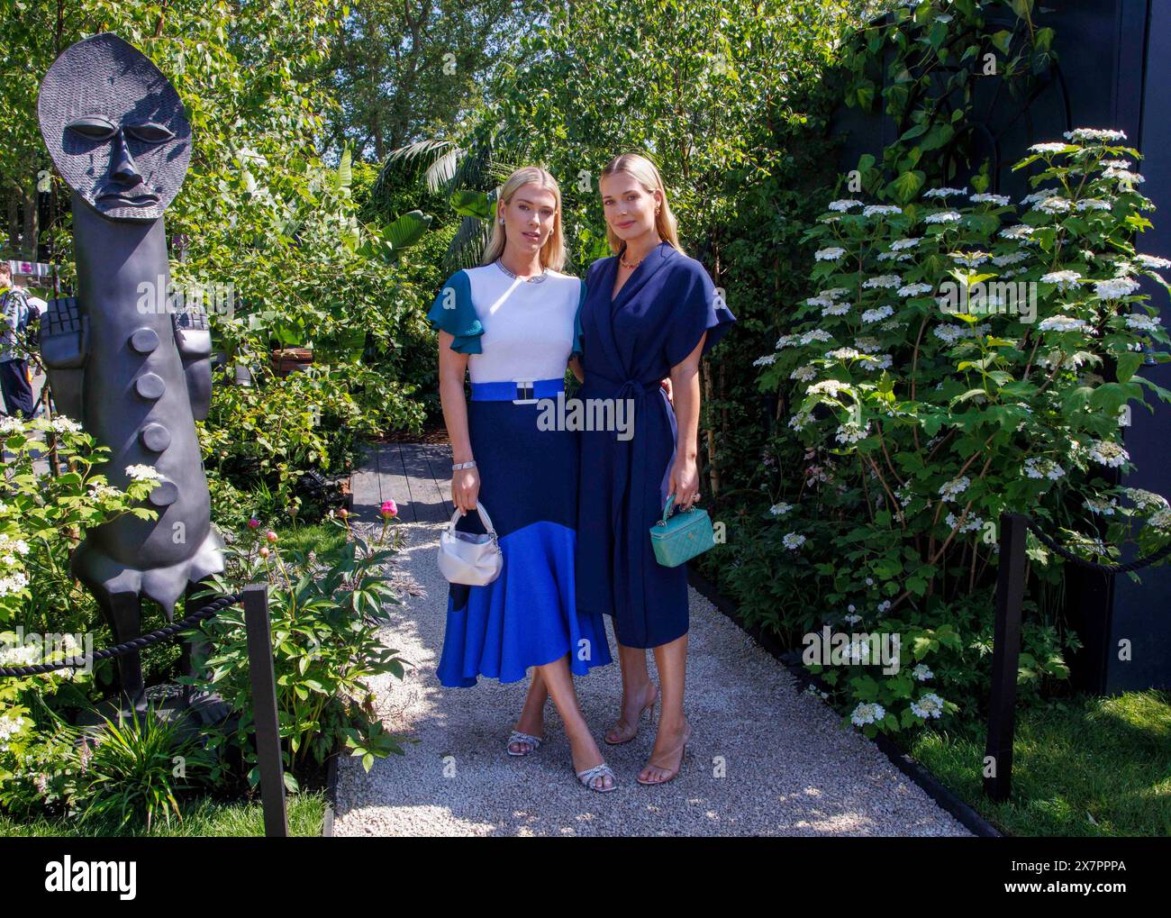 Lady Amelia Spencer (L) und ihre Zwillingsschwester Lady Eliza Spencer (R) tragen Boodles Schmuck im Boodles National Gallery Garden auf der RHS Chelsea. Stockfoto