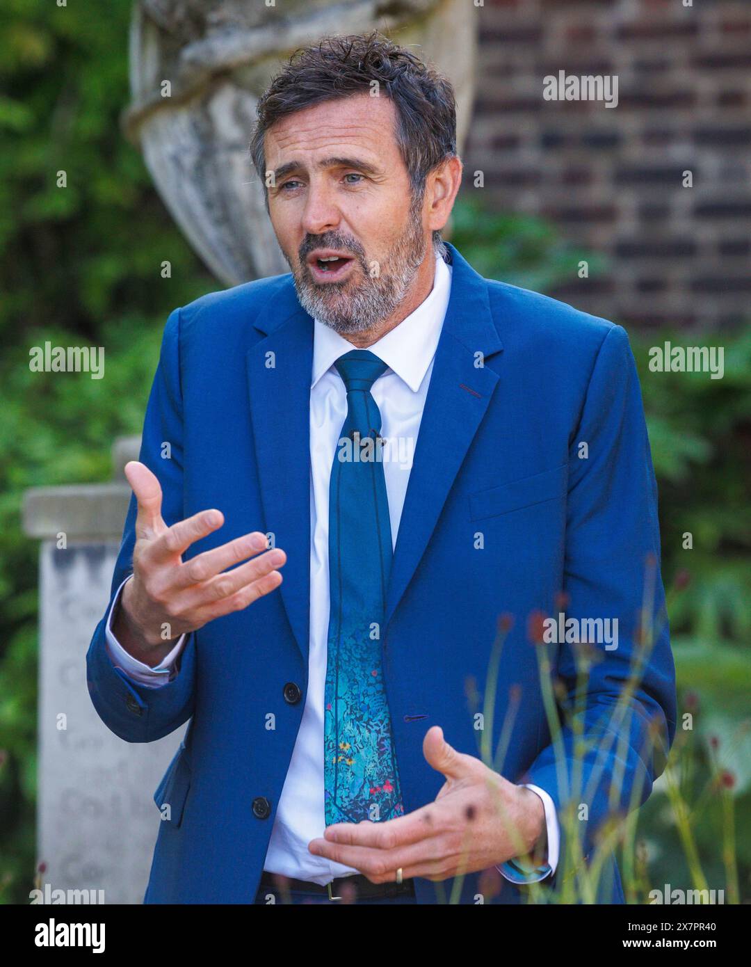 Adam Frost, britischer Gartendesigner, Gartenbauer und Fernsehsender, bei der RHS Chelsea Flower Show. Er ist einer der Moderatoren von Gardeners World. Stockfoto