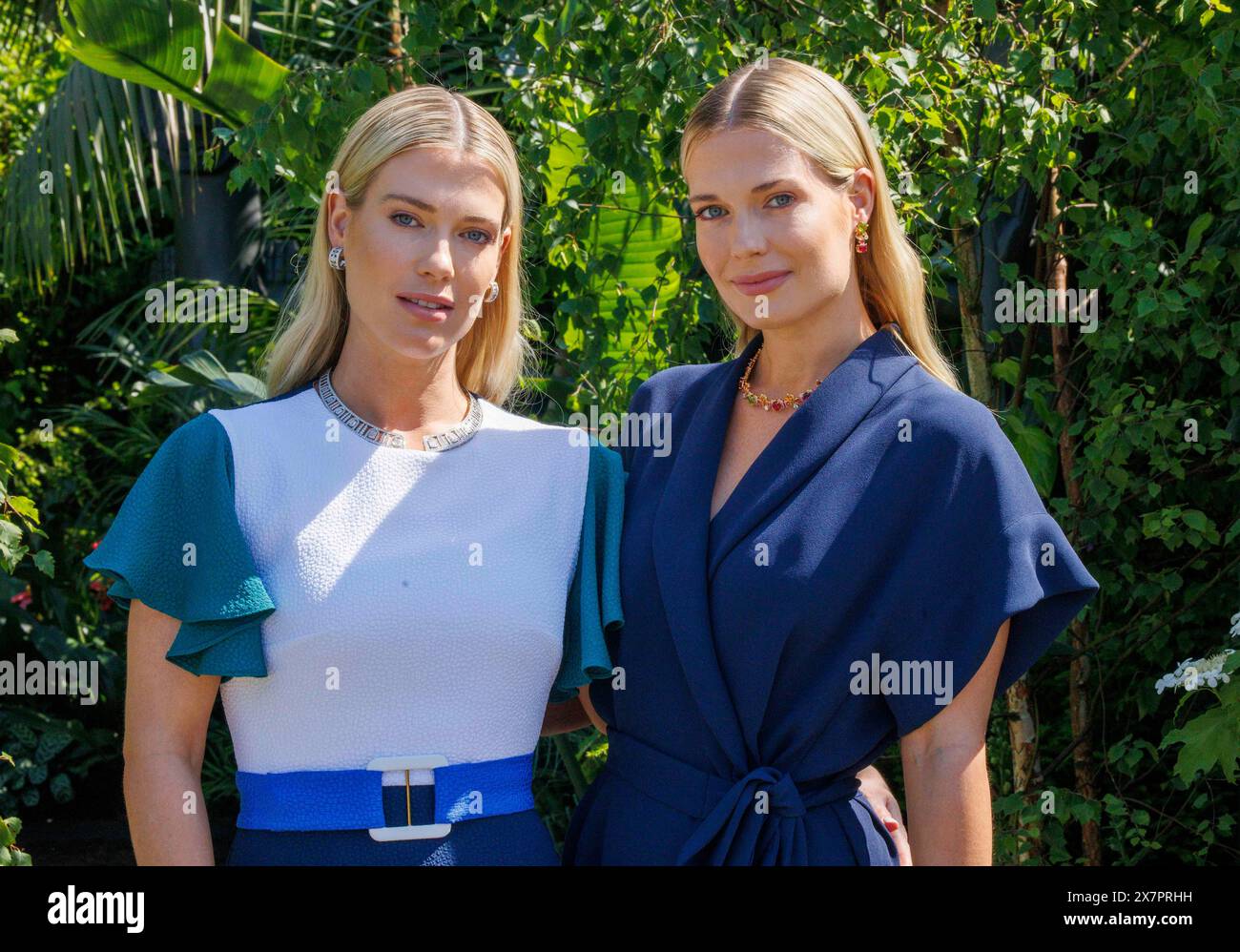 Lady Amelia Spencer (L) und ihre Zwillingsschwester Lady Eliza Spencer (R) tragen Boodles Schmuck im Boodles National Gallery Garden auf der RHS Chelsea. Stockfoto