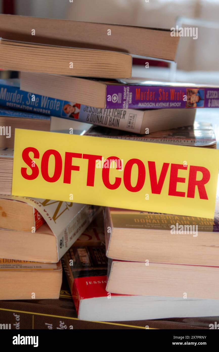 Stapel von Softcover-Büchern, USA, 2024 Stockfoto