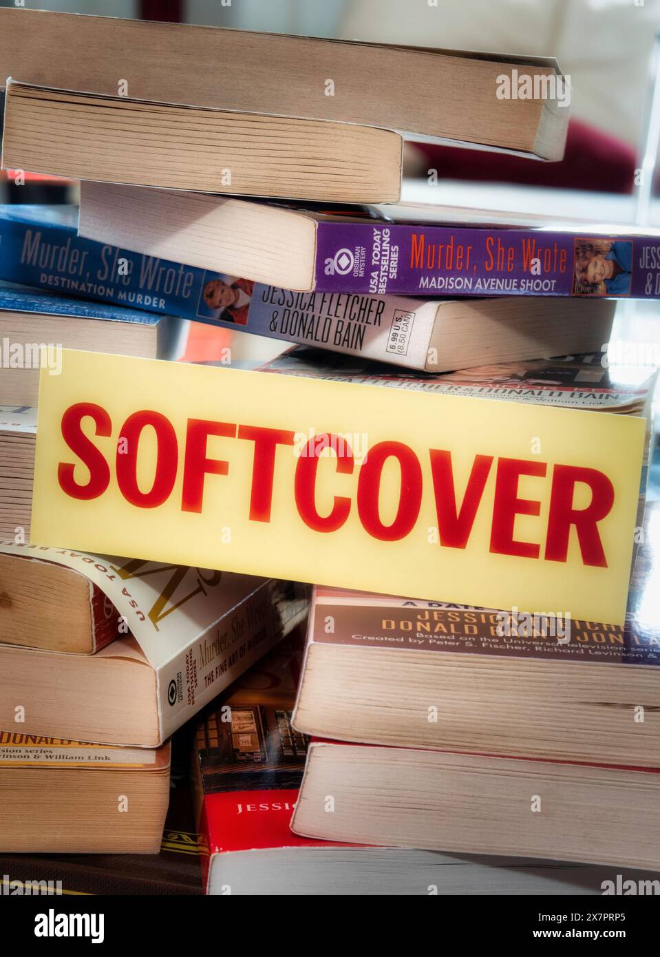 Stapel von Softcover-Büchern, USA, 2024 Stockfoto