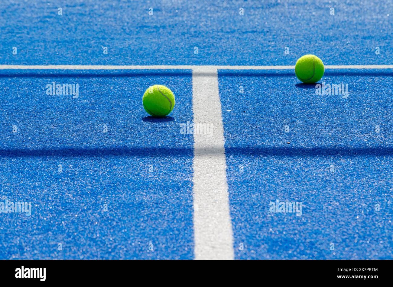 Zwei Bälle auf einem blauen Paddle-Tennisplatz, Racket-Sportkonzept Stockfoto