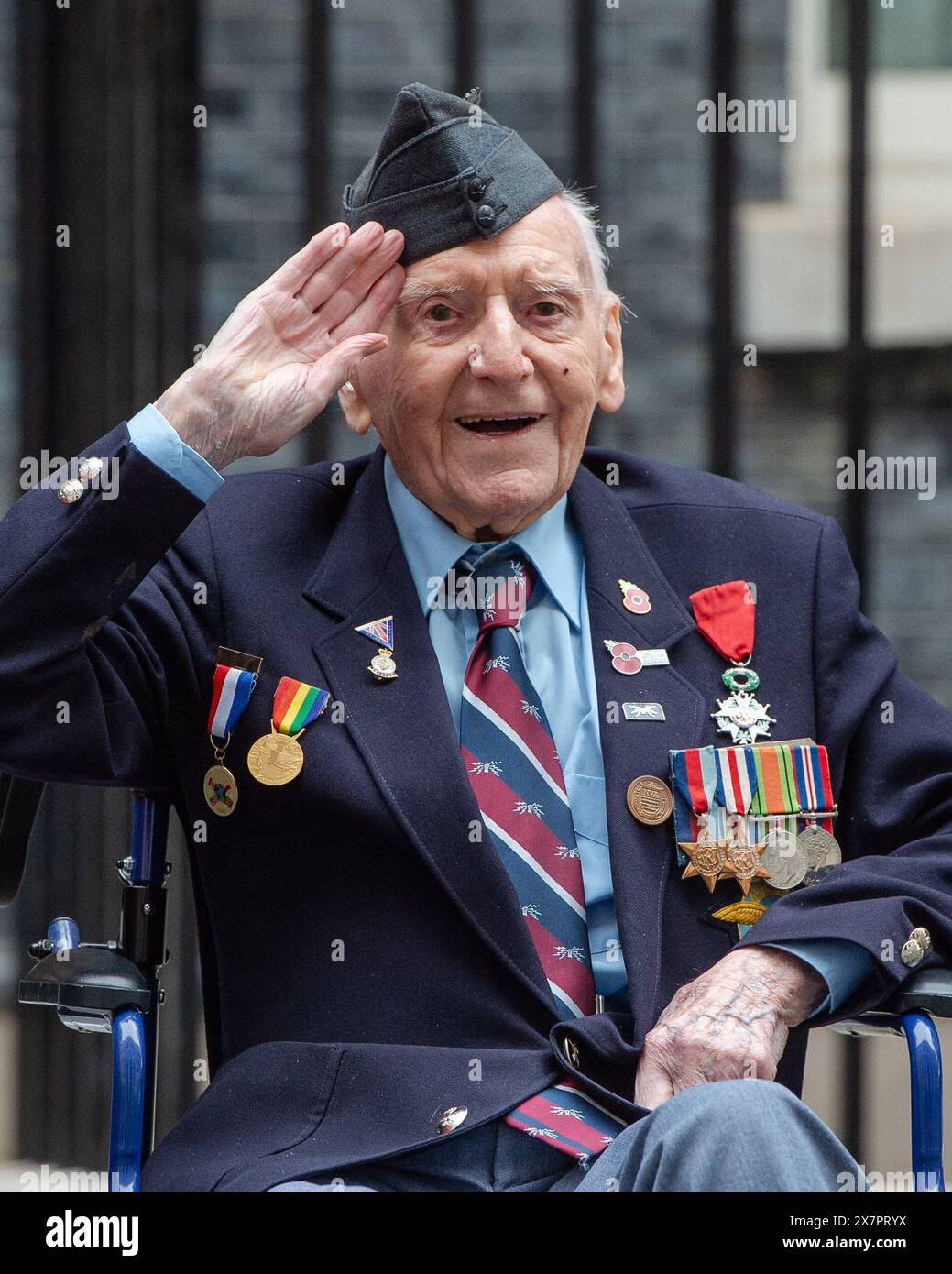 London, England, Großbritannien. Mai 2024. BERNARD MORGAN (98), RAF Sergeant, ein 20 Jahre alter Code- und Chiffrieroperator der 2nd Tactical Air Force, der in Gold Beach stationiert war, kommt im Rahmen des 80. Jahrestages der D-Day-Gedenkfeier in der Downing Street an. (Kreditbild: © Thomas Krych/ZUMA Press Wire) NUR REDAKTIONELLE VERWENDUNG! Nicht für kommerzielle ZWECKE! Quelle: ZUMA Press, Inc./Alamy Live News Stockfoto