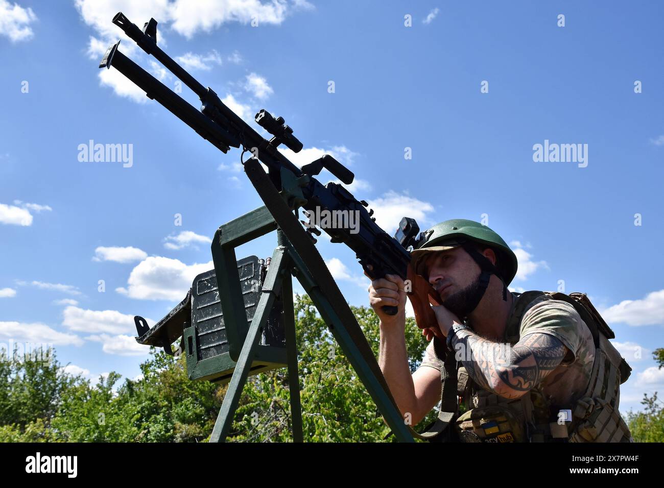 Ein ukrainischer Soldat der mobilen Luftverteidigungseinheit der 141. Infanterie-Brigade der Ukraine mit dem schweren Maschinengewehr im Dienst in der Region Zaporischschschi. Die Effektivität der russischen Raketenangriffe auf die Ukraine hat in letzter Zeit einen dramatischen Anstieg erfahren, da die Munition der Ukraine für ihre Luftabwehrsysteme aufgrund verzögerter Hilfen schrumpfte. Russland hat seine Bombardierung verstärkt und mehr ballistische Raketen eingesetzt, um den Mangel an Munition der Ukraine für seine patriotischen Luftabwehrsysteme auszunutzen. Russland nutzt die billig produzierten Drohnen oft, um die Luftverteidigung zu testen, bevor es seine Multi-Millionen-Dollar-MUS startet Stockfoto