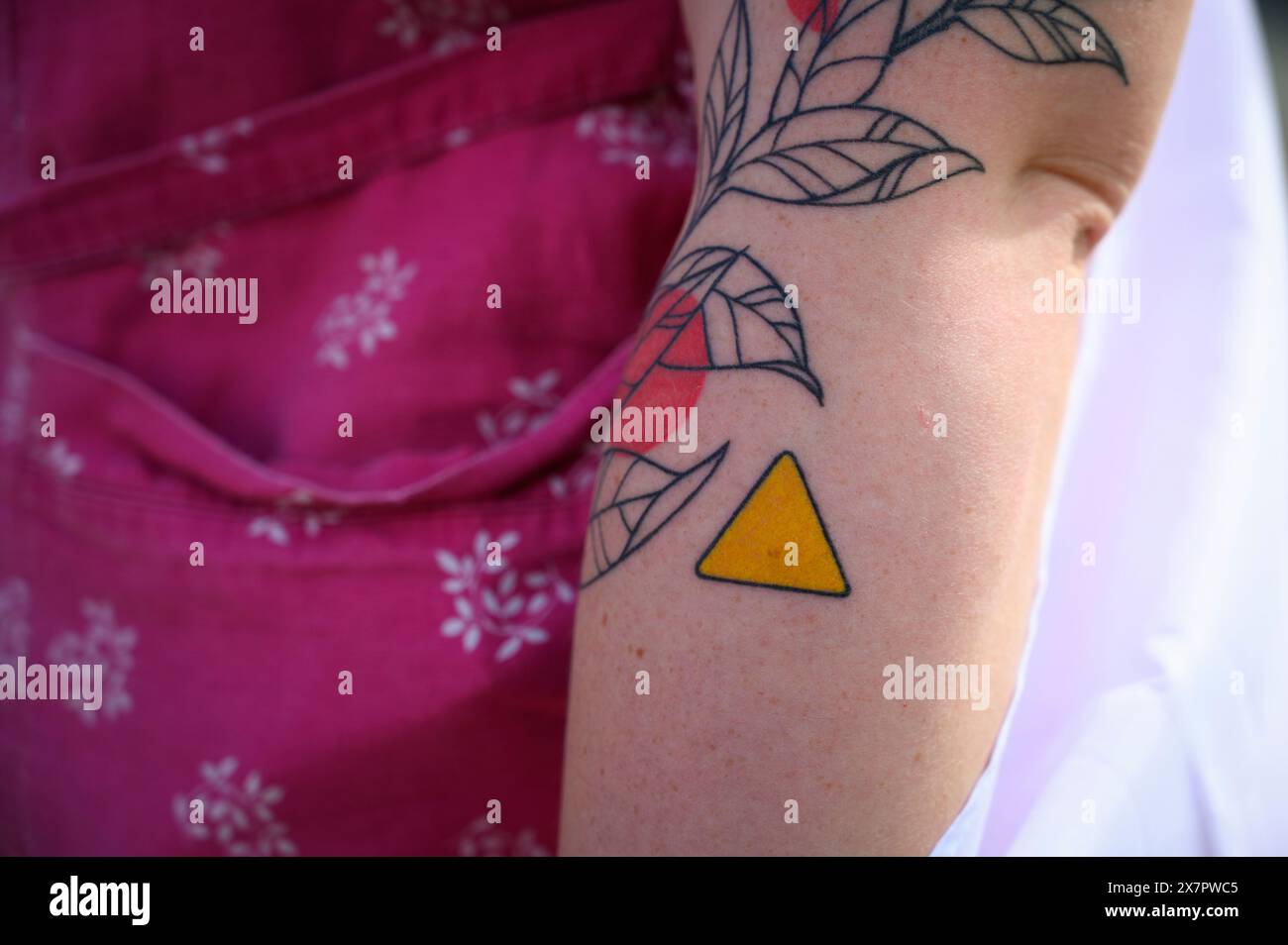 Warschau, Polen. Mai 2024. Daria, ein ehemaliger Häftling einer belarussischen Strafkolonie, zeigt ein Tattoo, das einem Abzeichen ähnelt, das Häftlingen am 19. Mai 2024 in Warschau, Polen, gegeben wurde, die anfällig für politischen Extremismus sind. Laut dem Zentrum für Menschenrechte von Viasna gibt es in Belarus fast 1500 Gefangene aus Gewissensgründen oder politischen Gründen. (Foto: Jaap Arriens/SIPA USA) Credit: SIPA USA/Alamy Live News Stockfoto