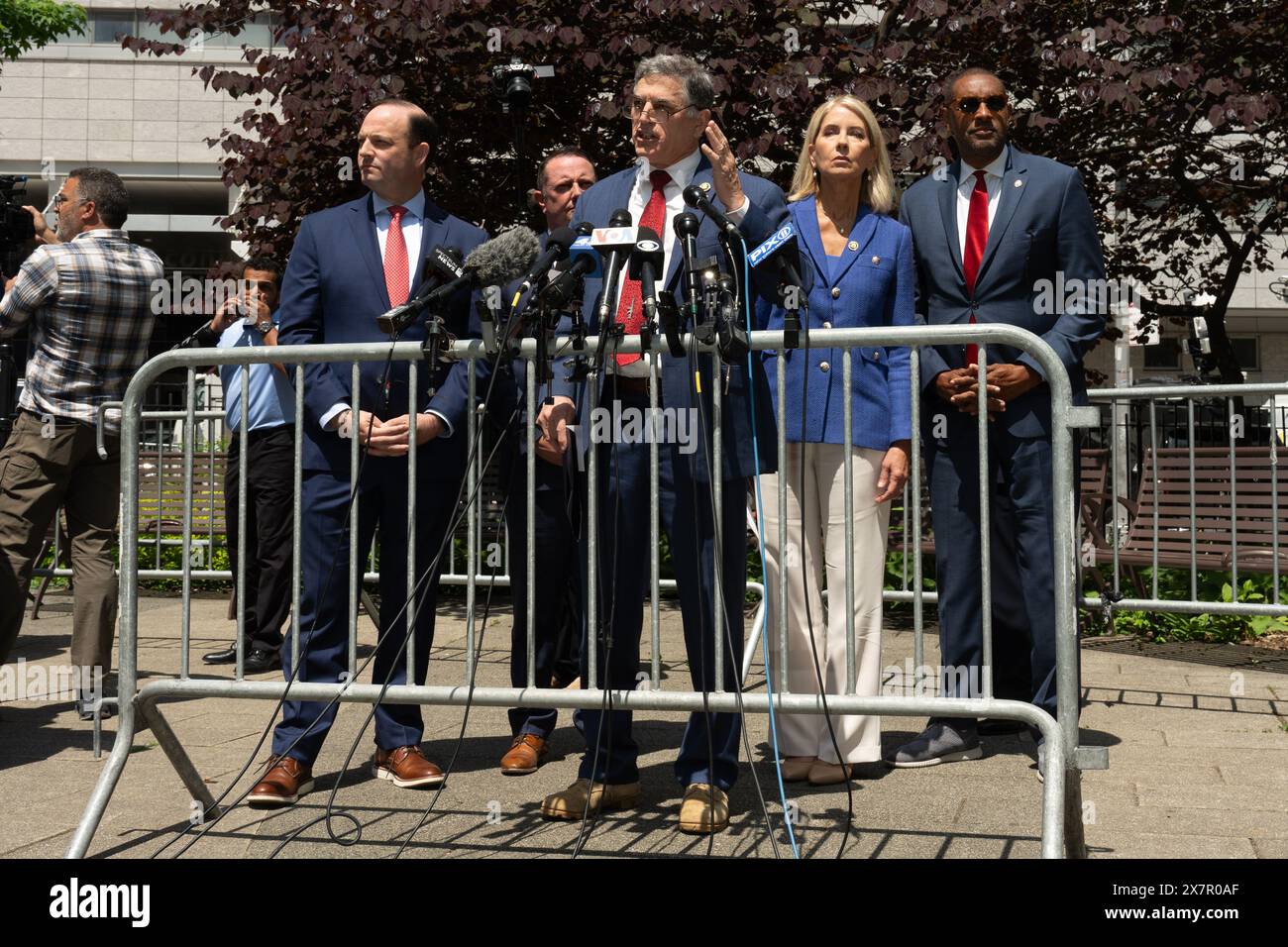 Manhattan, Usa. Mai 2024. Andrew Clyde, Repräsentant des Repräsentantenhauses für Georgia (R-GA 9th District), (C) hält eine Änderung des Regelkomitees vor, die er Mitgliedern der Presse außerhalb der 100 Center Street bezüglich Donald Trumps New Yorker krimineller Verschweigerungsgelder am 20. Mai 2024 vor dem Manhattan Criminal Court eingereicht hatte. (Foto: Derek French/SOPA Images/SIPA USA) Credit: SIPA USA/Alamy Live News Stockfoto