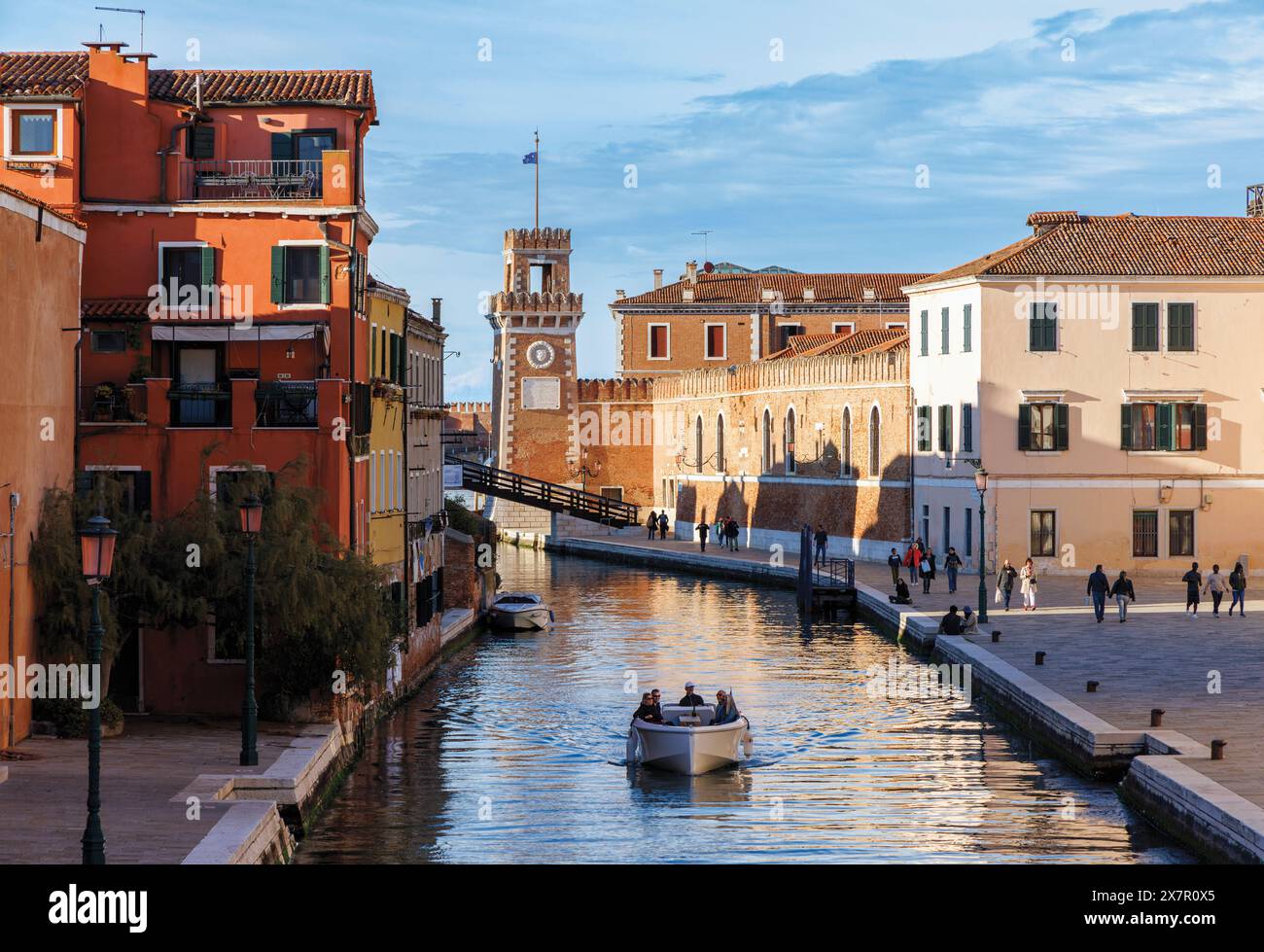 Venedig, Provinz Venedig, Region Venetien, Italien. Rio dell'Arsenale. Der Turm im Hintergrund ist einer von zwei, die in den Arsenale selbst führen. Ve Stockfoto
