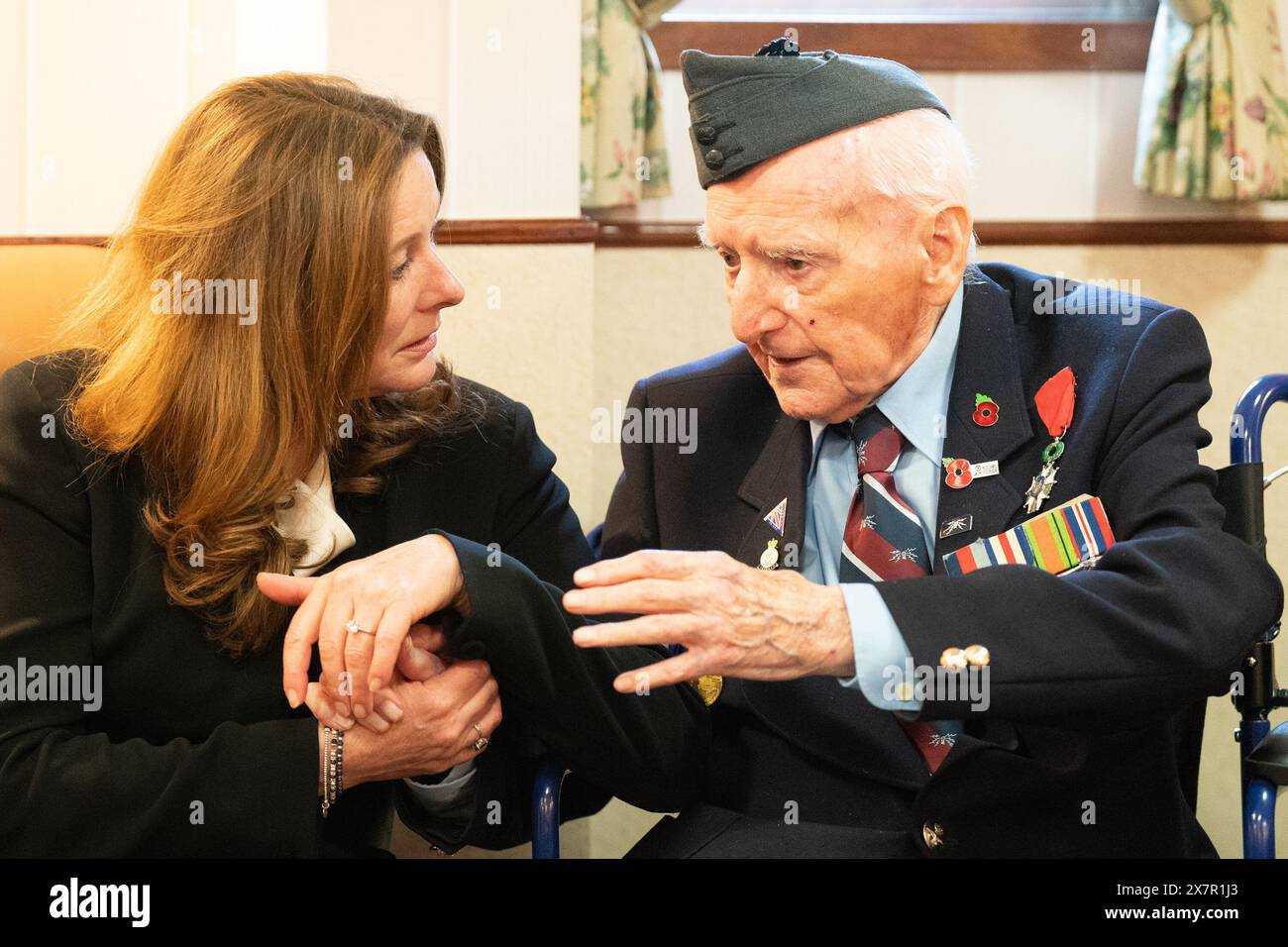 D-Day-Veteran Bernard Morgan, 98, mit Bildungsministerin Gillian Keegan während einer Veranstaltung mit Schülern, die an „D-Day 80: The Ultimate History Lektion“ an Bord der HMS Belfast im Zentrum von London teilnahmen. Bilddatum: Dienstag, 21. Mai 2024. Stockfoto