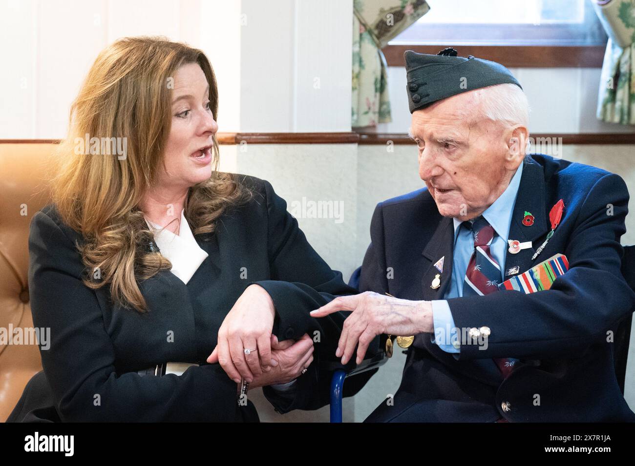 D-Day-Veteran Bernard Morgan, 98, mit Bildungsministerin Gillian Keegan während einer Veranstaltung mit Schülern, die an „D-Day 80: The Ultimate History Lektion“ an Bord der HMS Belfast im Zentrum von London teilnahmen. Bilddatum: Dienstag, 21. Mai 2024. Stockfoto