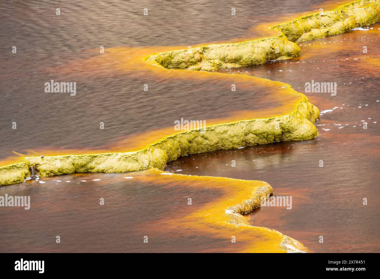 Dieses Bild zeigt eine atemberaubende Luftperspektive des Aufruhrs in Spanien. Der Fluss zeigt reiche, variierende Orange- und Rottöne, im Kontrast zu VI Stockfoto