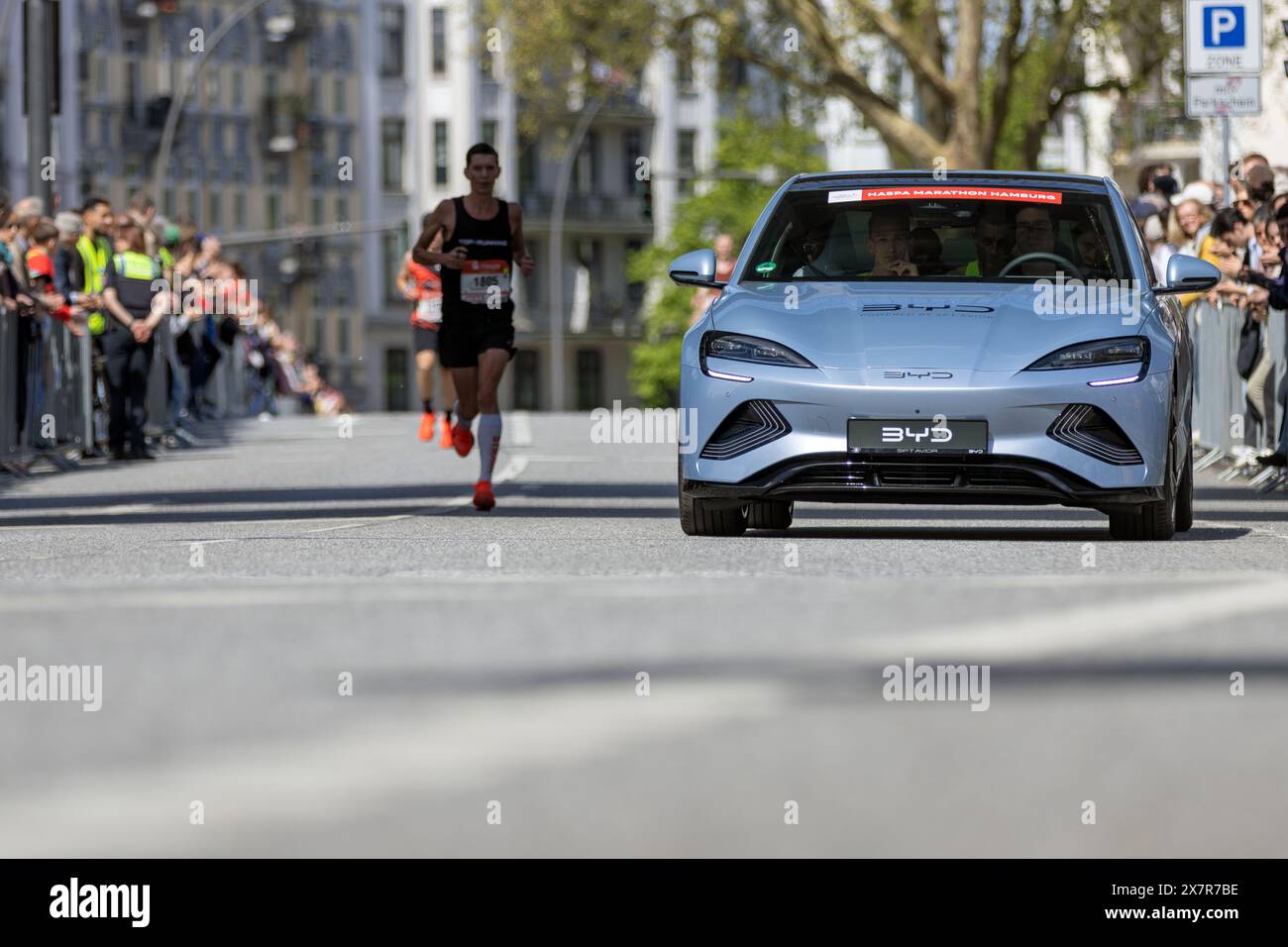 Unterstützungsfahrzeug des chinesischen Herstellers BYD beim Hamburg Marathon Stockfoto
