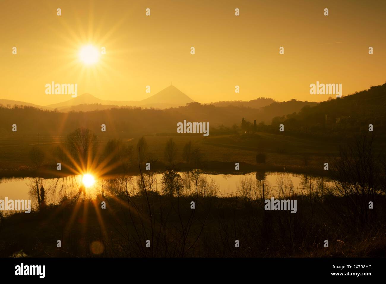 Goldener Sonnenuntergang am Costa Lake in der Herbstsaison, Euganean Hills Regional Park, Provinz Padua, Italien Stockfoto