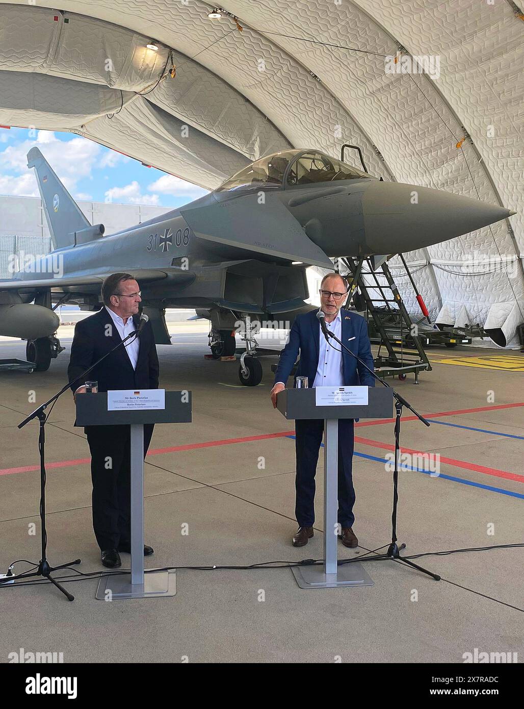 Lielvarde, Lettland. Mai 2024. Der Bundesverteidigungsminister Boris Pistorius (SPD, l) und der lettische Verteidigungsminister Andris Spruds halten eine gemeinsame Pressekonferenz auf dem lettischen Luftwaffenstützpunkt Lielvarde vor einem Eurofighter der deutschen Luftwaffe. Quelle: Alexander Welscher/dpa/Alamy Live News Stockfoto