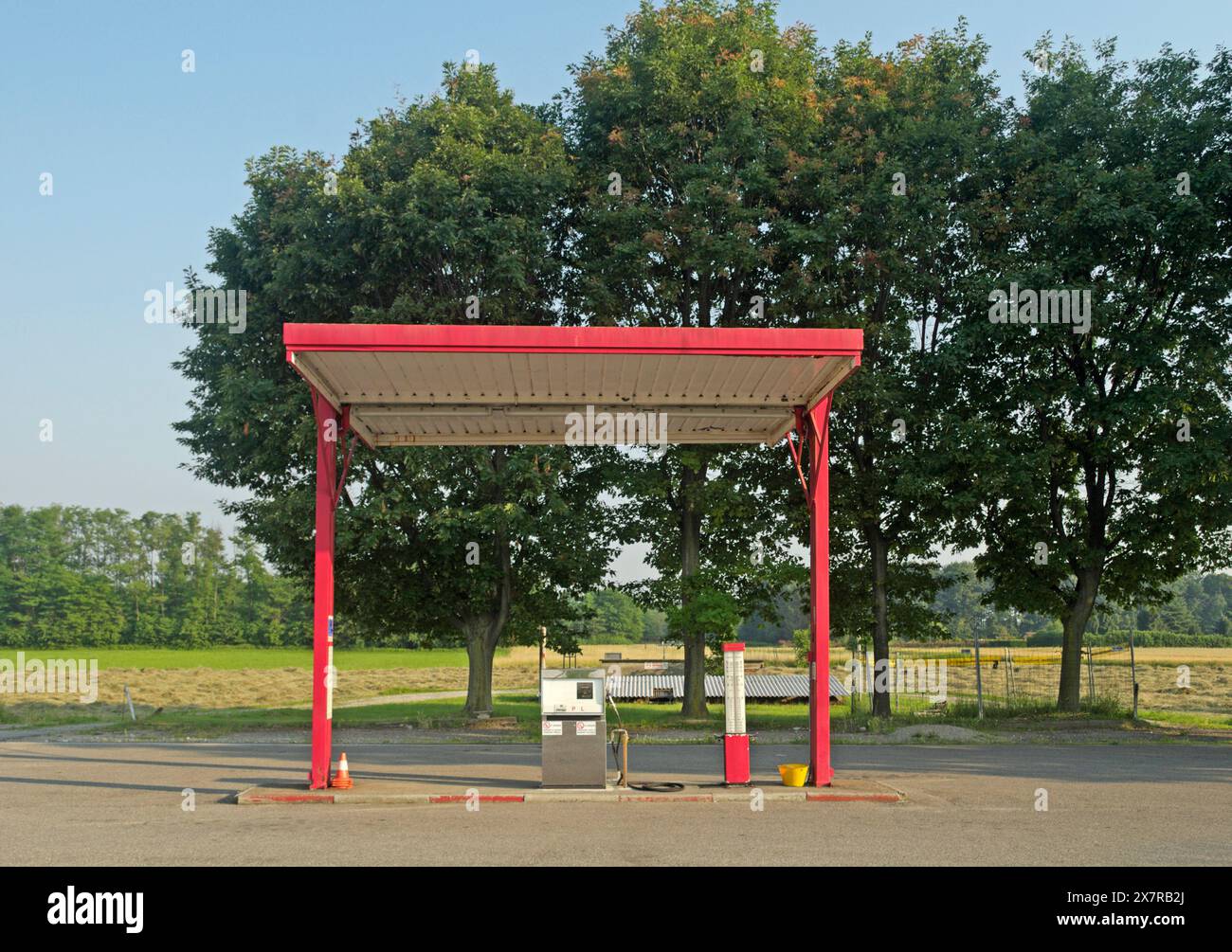Tankstellendach am Straßenrand, Pianura Padana, Norditalien Stockfoto