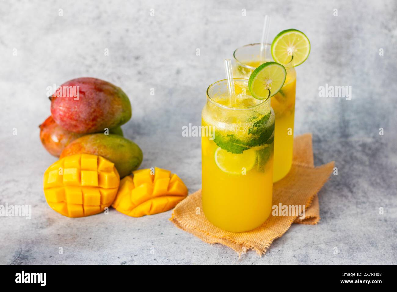 Selektiver Fokus von Mangomojito mit grauem Hintergrund. Stockfoto