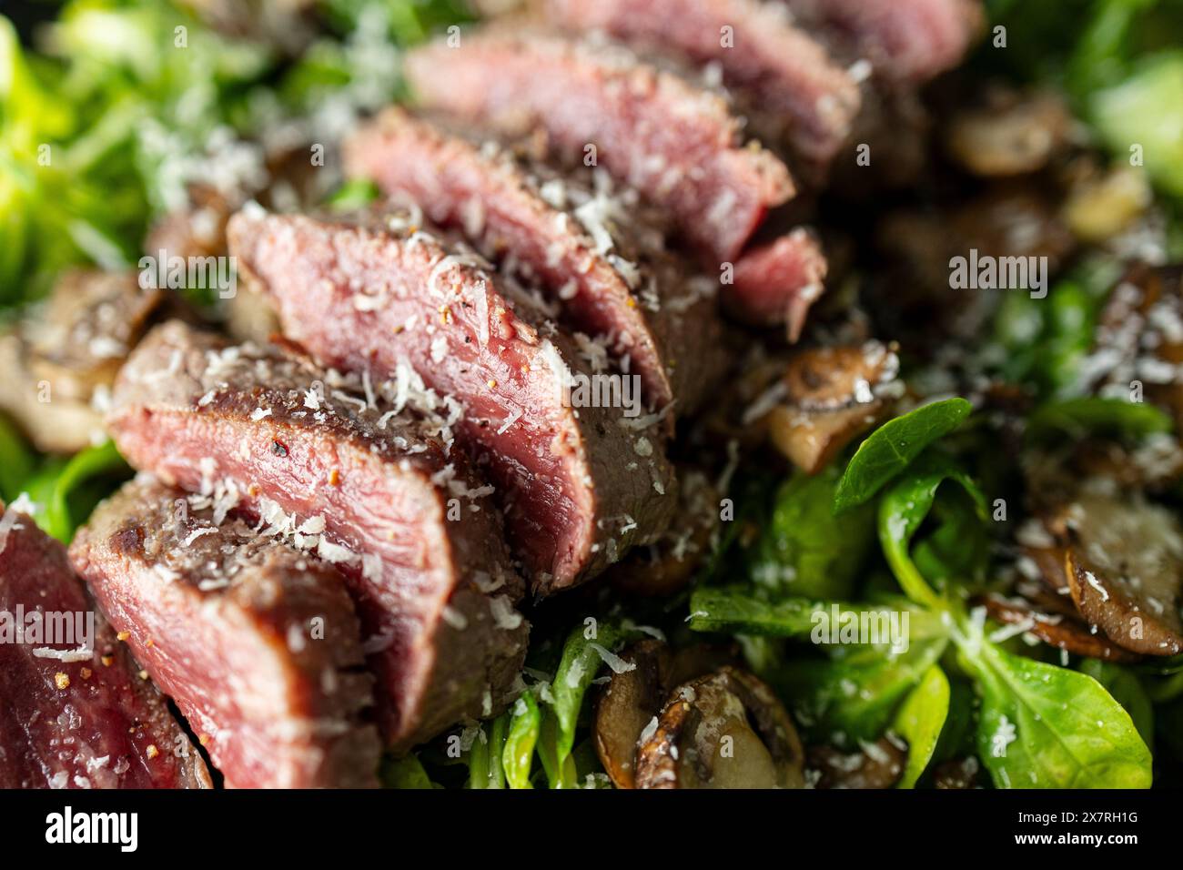Steaksalat mit Pilzen und Parmesan Stockfoto