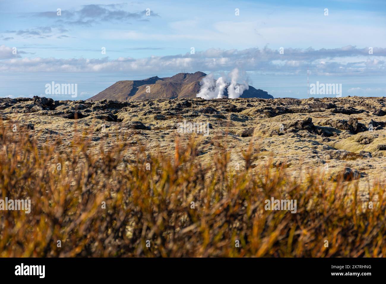 Vulkanische Landschaft der Halbinsel Reykjanes mit Lavafeldern und Gasdampf des Geothermie-Kraftwerks Svartsengi und der Blauen Lagune, Island. Stockfoto