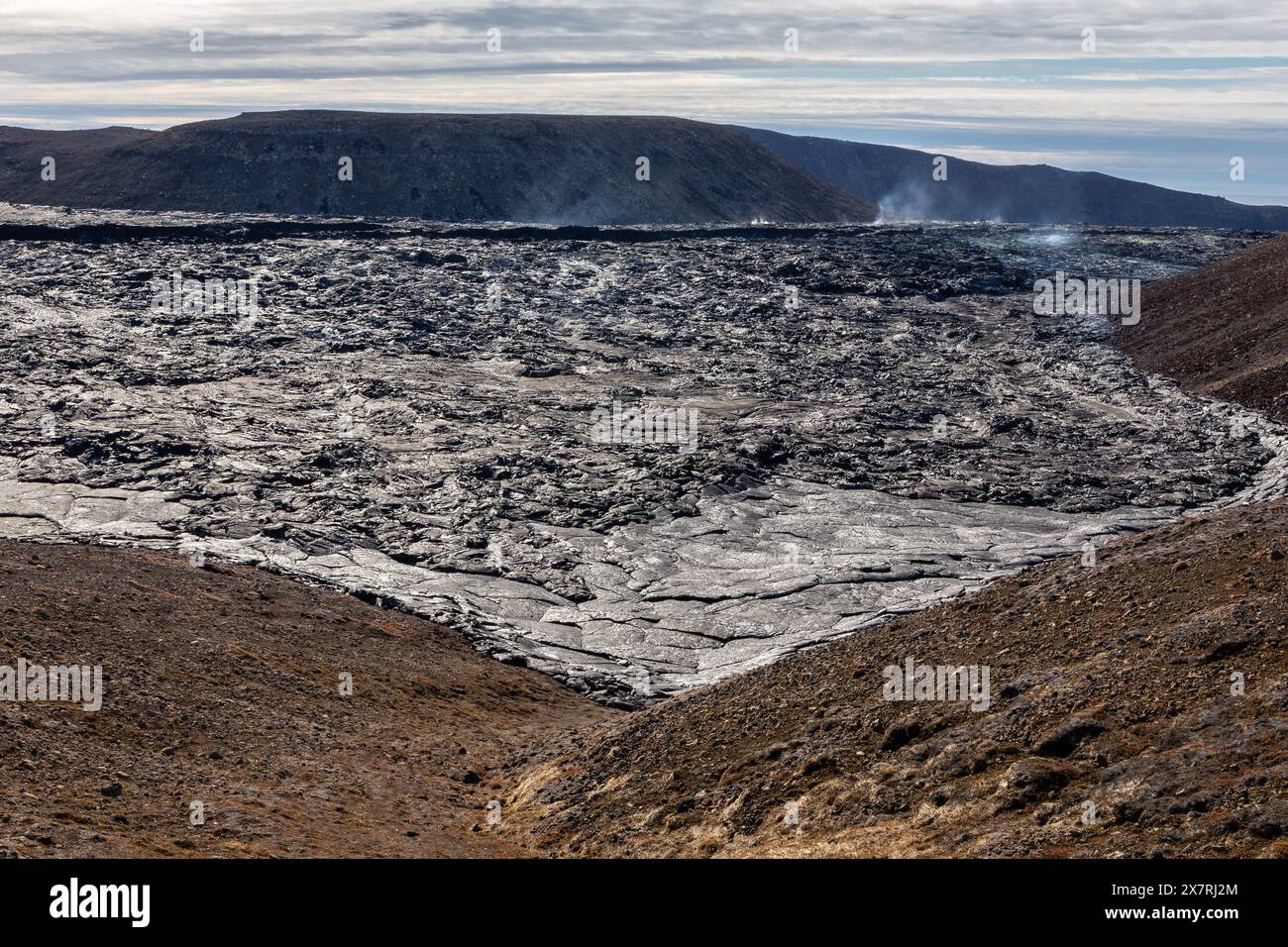 Fagradalsfjall Vulkan Lavafeld mit gefrorener basaltischer Lava, die nach Eruptionen und Dampflöchern entstanden ist, Island. Stockfoto