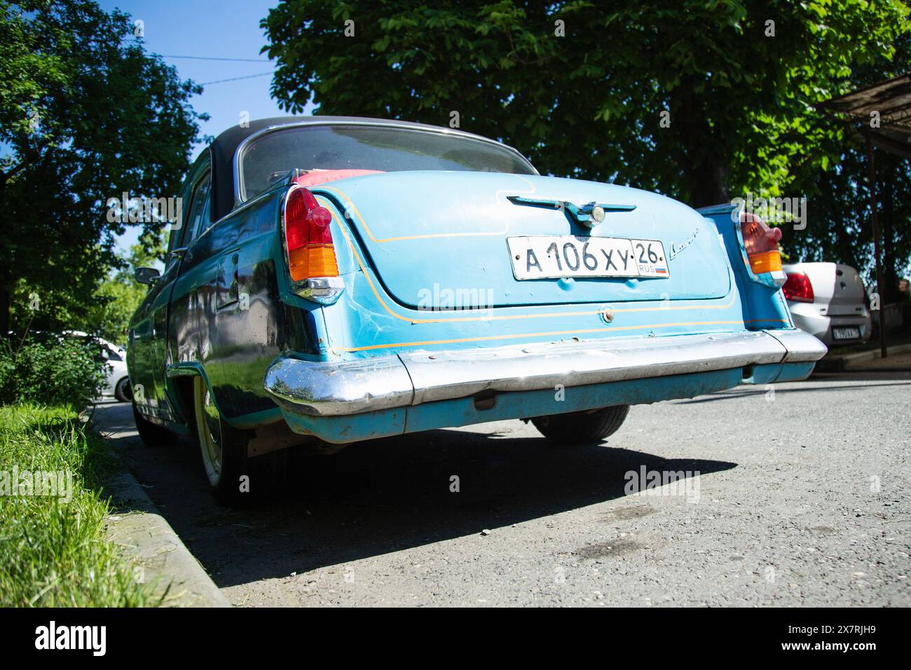 Vladikavkaz, Russland - 21. Mai 2024 : GAZ 22 21 WOLGA Rückansicht . Blaues Retro-Auto, Beifahrer-Limousine Stockfoto