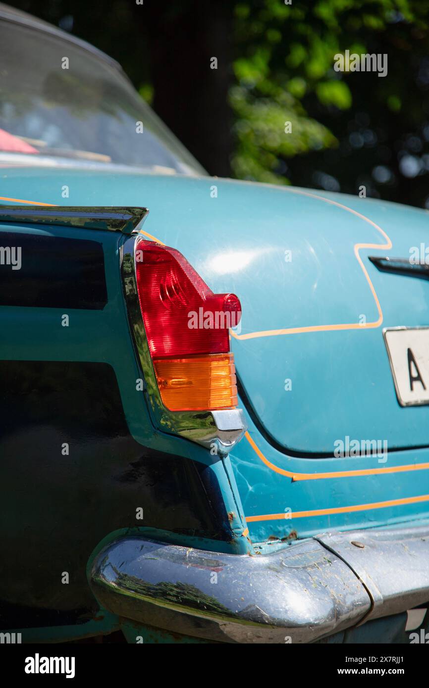 Retro Auto Rücklicht Nahaufnahme Vintage Hintergrund. Vertikale Aufnahme Stockfoto