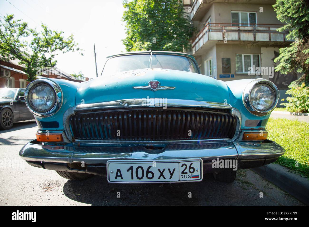 Vladikawkaz, Russland - 21. Mai 2024 : GAZ 22 21 WOLGA Vorderansicht . Blaues Retro-Auto Stockfoto