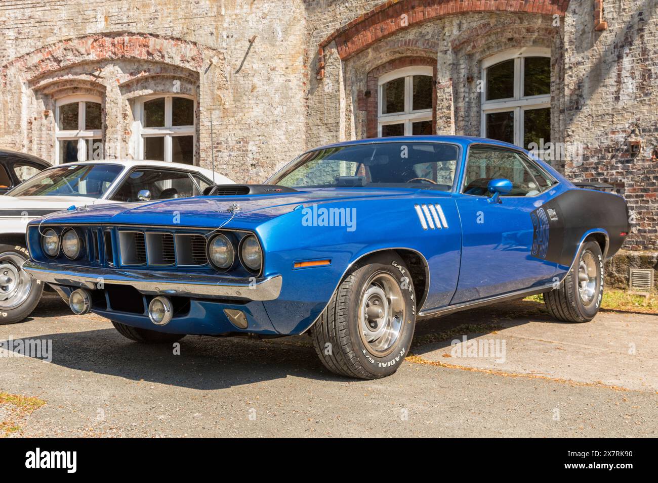 Stade, Deutschland – 11. Mai 2024: Ein blauer Plymouth Cuda 340, ausgestellt auf der Mopar Spring Fling Meeting und Ausstellung Stockfoto