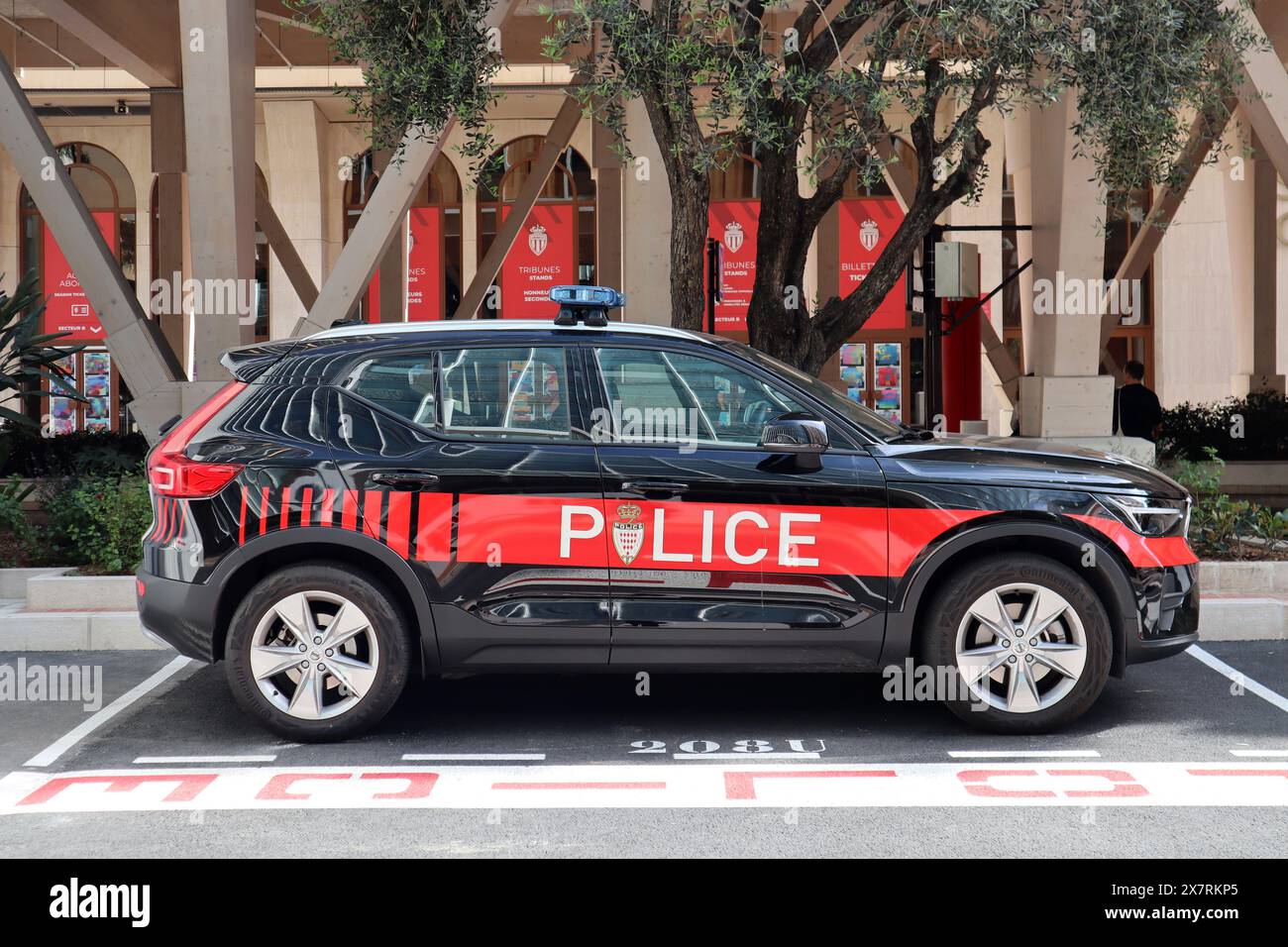 Monaco, Monaco - 19.03.2023: Monaco Polizeiauto auf der Straße in der Nähe des Louis II Stadions Stockfoto