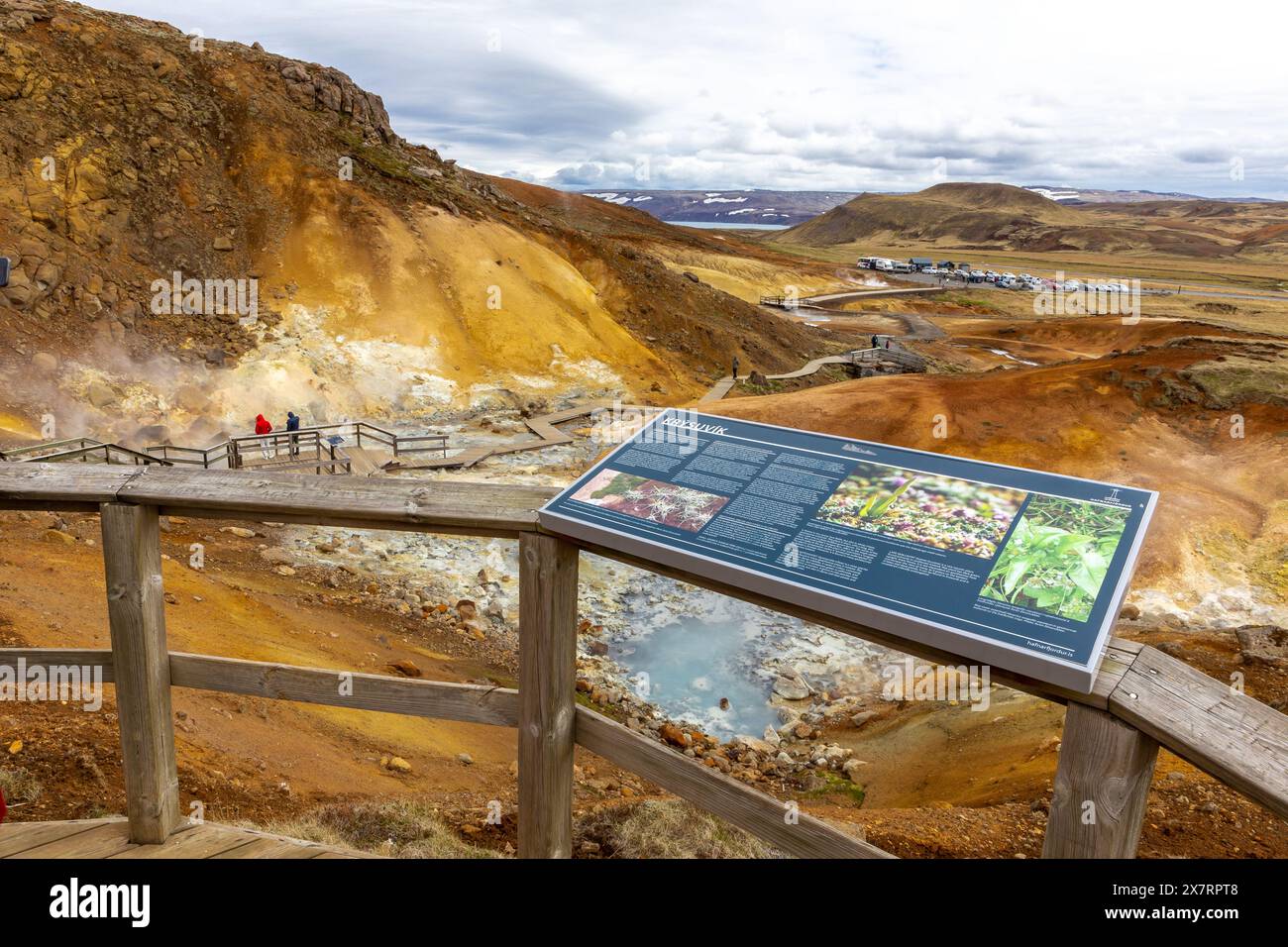 Krysuvik, Island, 14.05.22. Touristeninformationstafel auf einer Aussichtsplattform im Geothermiegebiet Seltun in Krysuvik mit heißen Quellen. Stockfoto