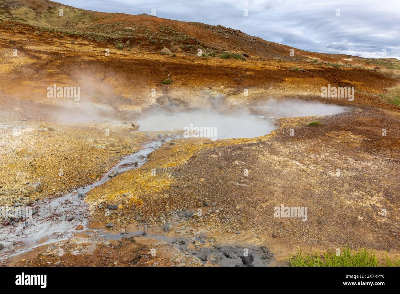 Seltun geothermisches Gebiet in Krysuvik, Landschaft mit dampfenden heißen Quellen und orangefarbenen Schwefelböden, Island. Stockfoto