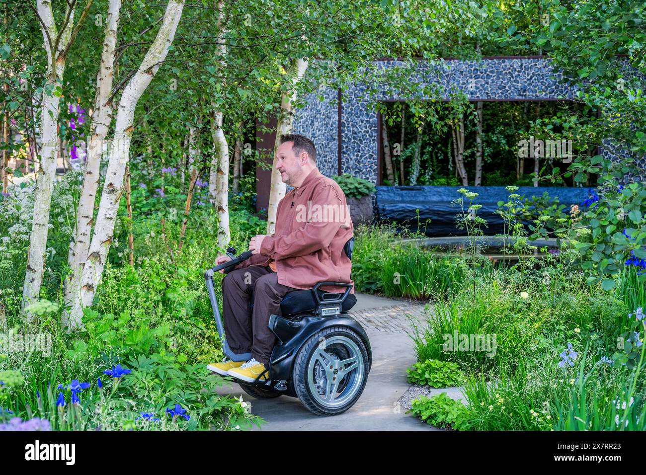 London, Großbritannien. Mai 2024. Mark Lane, BBC TV Presenter & Garden Designer sendet von Gewinner der Best in Show, The Muscular Dystrophy UK Forest Bading Garden, Designer: Ula Maria - The RHS Chelsea Flower Show 2024. Sie läuft ab dem 20-25. Mai. Guy Bell/Alamy Live News Stockfoto