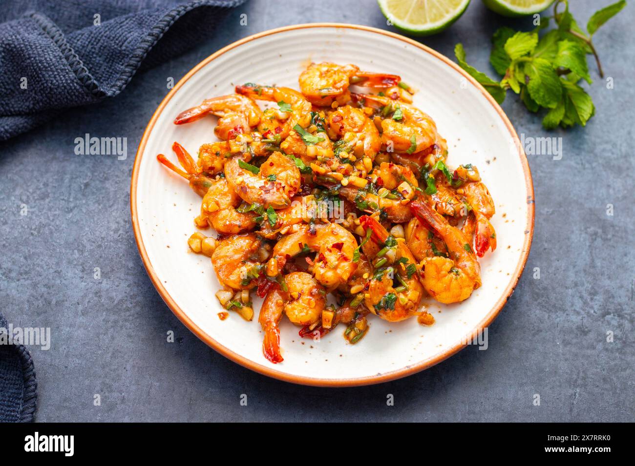 Selektiver Fokus von Butter Knoblauch Garnelen mit schwarzem Hintergrund. Stockfoto