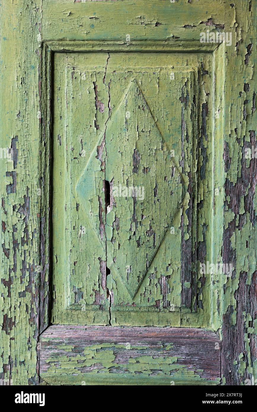 Wetterbefallene Holztäfelung an einer grünen Tür Stockfoto
