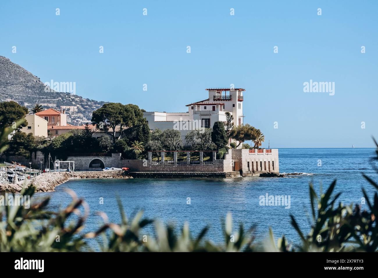 Blick auf die berühmte Villa Kerylos im griechischen Stil, die Anfang des 20. Jahrhunderts an der französischen Riviera erbaut wurde Stockfoto