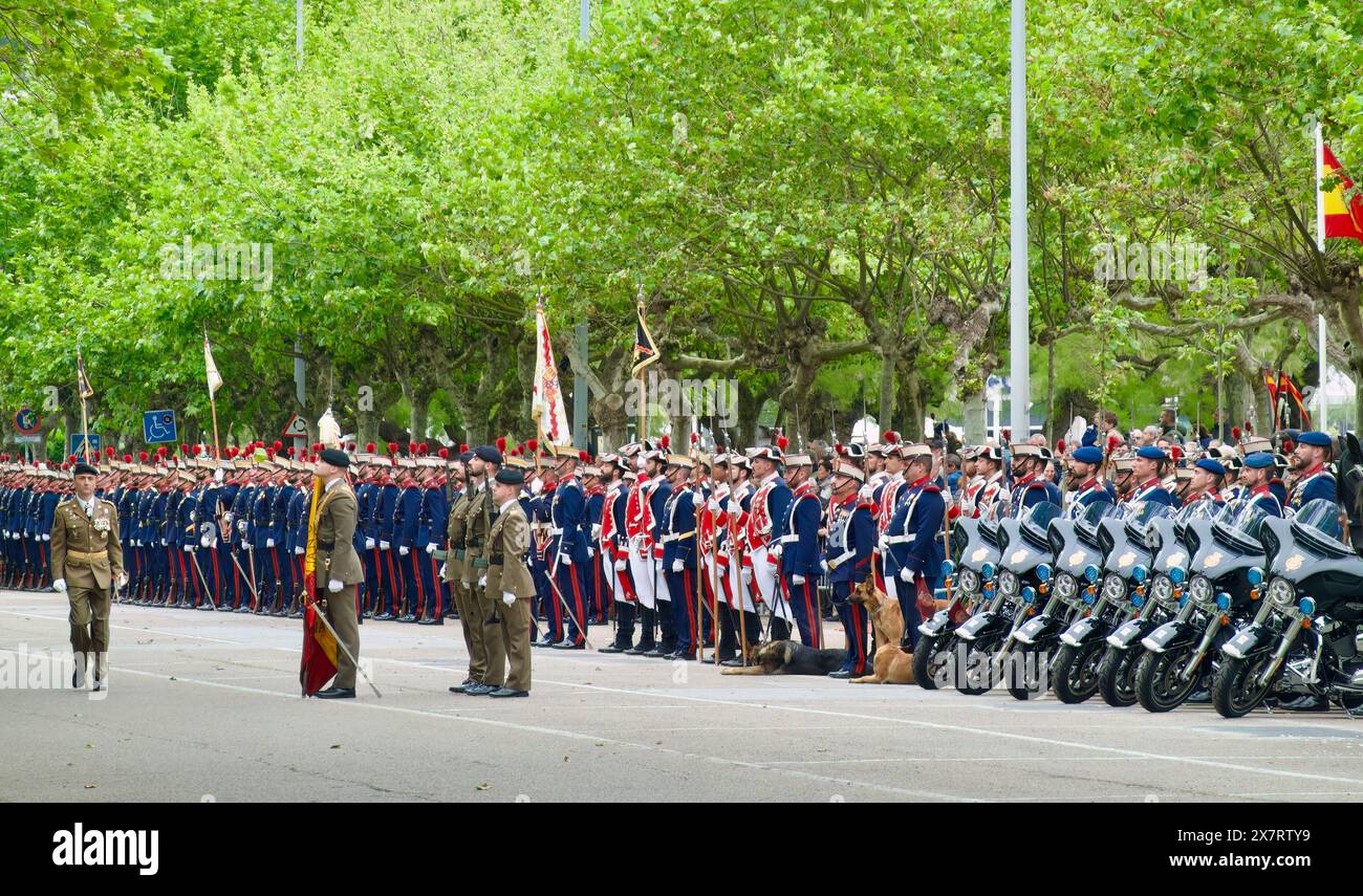 Spanische Soldaten ziehen die spanische Flagge für die Bürger, um Loyalität zu zeigen, indem sie die Flagge Mesones Santander Kantabria Spanien am 12. Mai 2024 küssen Stockfoto