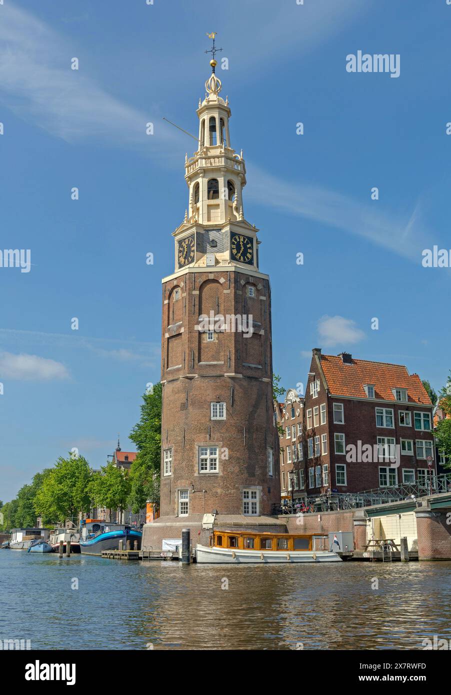 Amsterdam, Niederlande - 17. Mai 2018: Montelbaanstoren Tower Landmark am Ufer des Oudeschans Canal am sonnigen Frühlingstag. Stockfoto