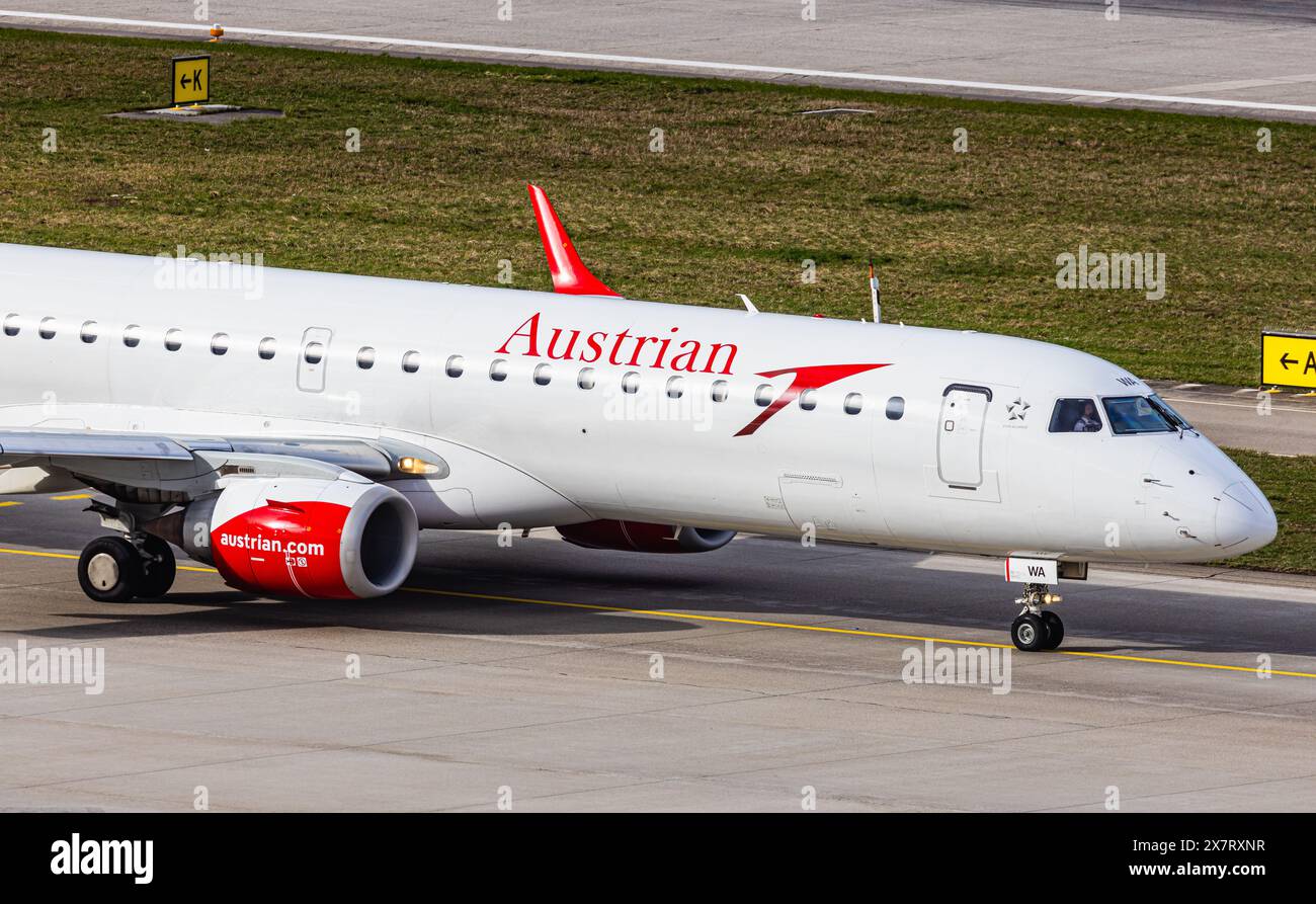 Ein Embraer 195LR von Austrian Airlines fährt mit dem Taxi zur Start- und Landebahn am Flughafen Zürich. Registrierung OE-LWA. (Zürich, Schweiz, 24.02.2024) Stockfoto