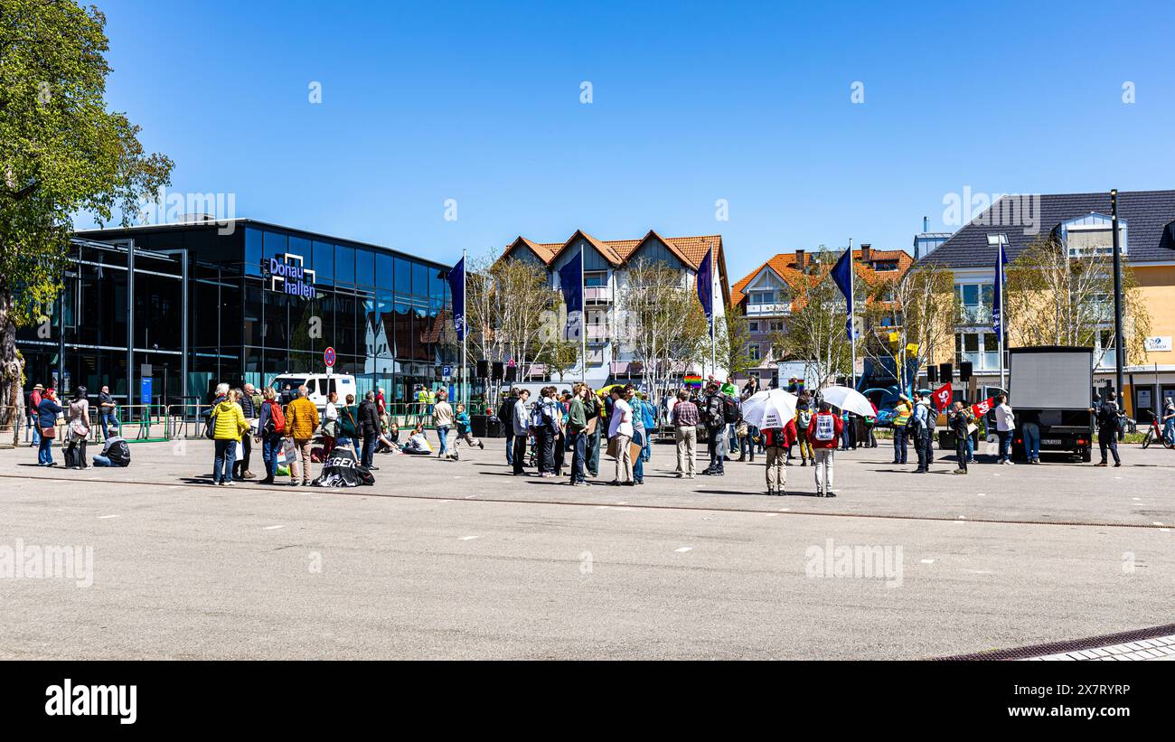 Donaueschingen, 27. April 2024: Einige hundert Menschen demonstrierten vor der Donauhalle gegen den Start der Alternative für Deutschland e Stockfoto