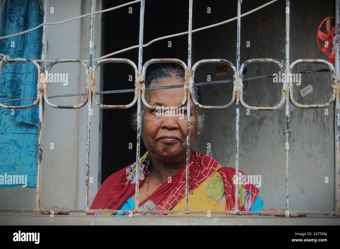 „Durch das Fenster: Eine Welt der Erinnerungen“ Stockfoto