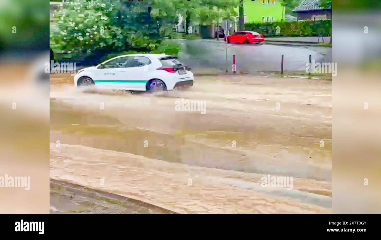 Weitere schweres Unwetter sorgt in Nordrhein-Westfalen für Überschwemmungen: Gewitter, Hagel und Starkregen mit über 50 Litern pro Quadratmeter binnen kurze Zeit prasseln in Wuppertal und Solingen nieder - Regenmassen verwandeln die Straßen zu reiß die Unwetter über Deutschland lassen einfach nicht nach: ein schweres Gewitter mit langanhaltendem Starkregen hatte vor allem in Nordrhein-Westfalen am Dienstagnachmittag für Unruhe gesorgt. In Wuppertal fiel laut Deutscher Wetterdienst binnen kurze Zeit über 50 Liter pro Quadratmeter. Im Wuppertaler Westen werden dadurch binnen kurzer Zeit vie Stockfoto