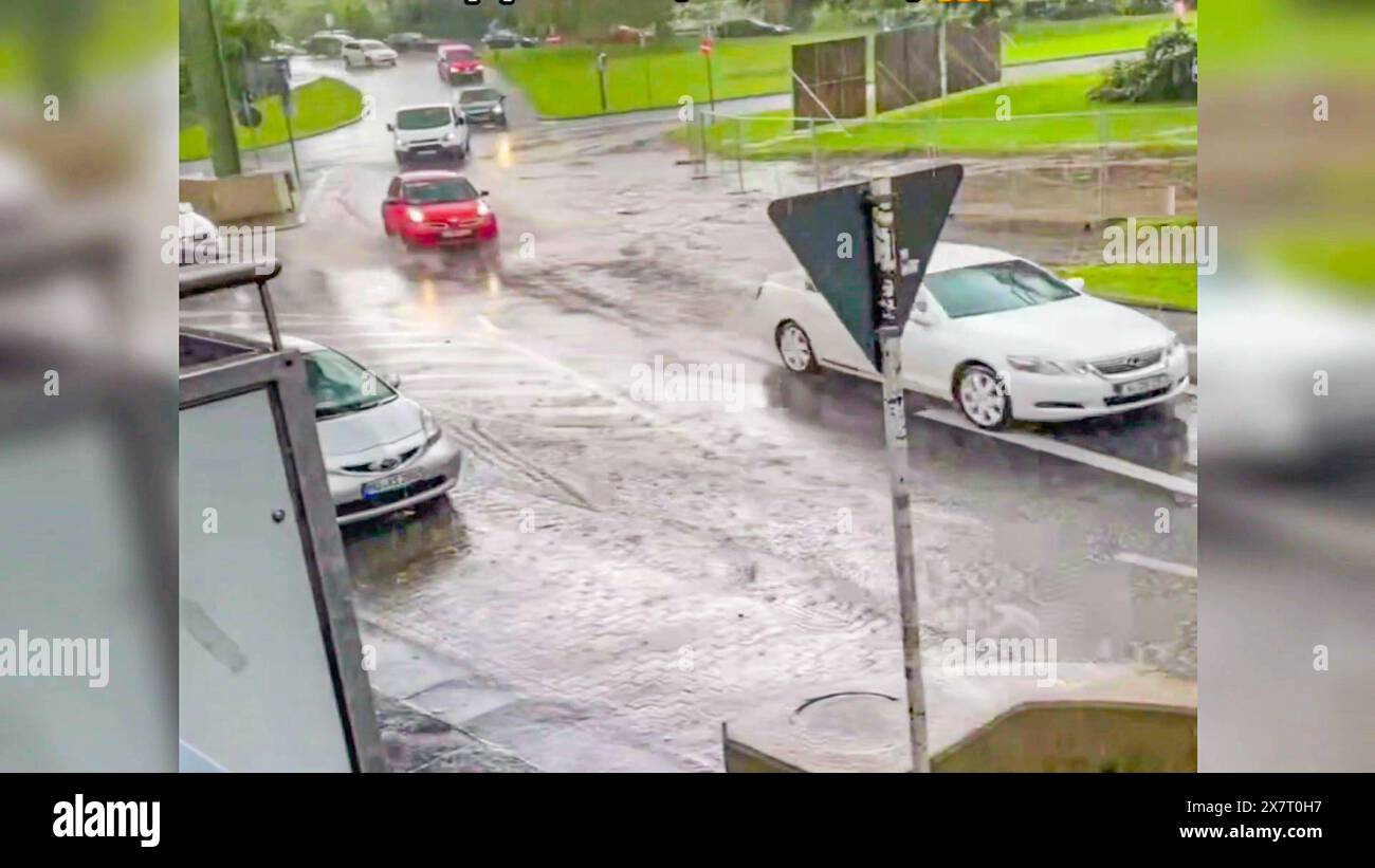 Weitere schweres Unwetter sorgt in Nordrhein-Westfalen für Überschwemmungen: Gewitter, Hagel und Starkregen mit über 50 Litern pro Quadratmeter binnen kurze Zeit prasseln in Wuppertal und Solingen nieder - Regenmassen verwandeln die Straßen zu reiß die Unwetter über Deutschland lassen einfach nicht nach: ein schweres Gewitter mit langanhaltendem Starkregen hatte vor allem in Nordrhein-Westfalen am Dienstagnachmittag für Unruhe gesorgt. In Wuppertal fiel laut Deutscher Wetterdienst binnen kurze Zeit über 50 Liter pro Quadratmeter. Im Wuppertaler Westen werden dadurch binnen kurzer Zeit vie Stockfoto